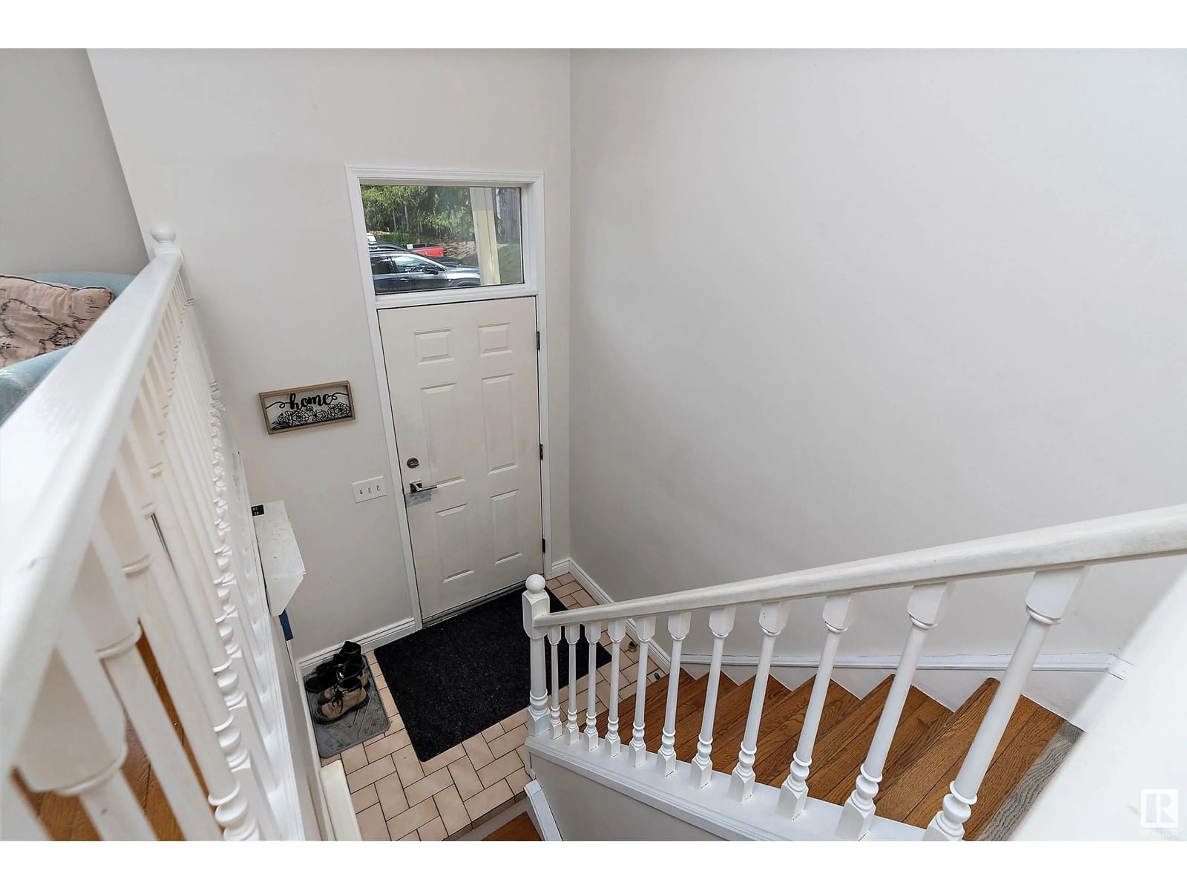 Indoor entryway for 14 - 1440 SHERWOOD DR, Sherwood Park Alberta T8A4W3