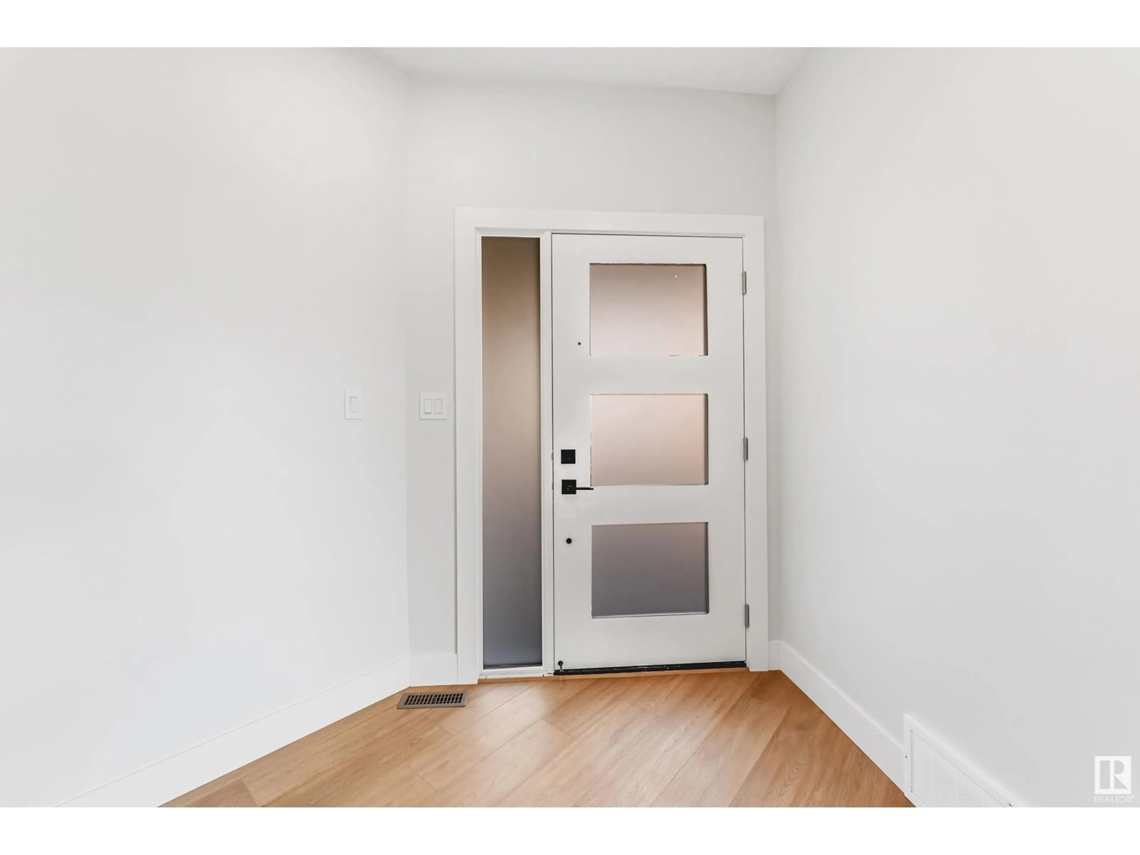 Indoor entryway for 1 HORIZON LI, Spruce Grove Alberta T7X0X5