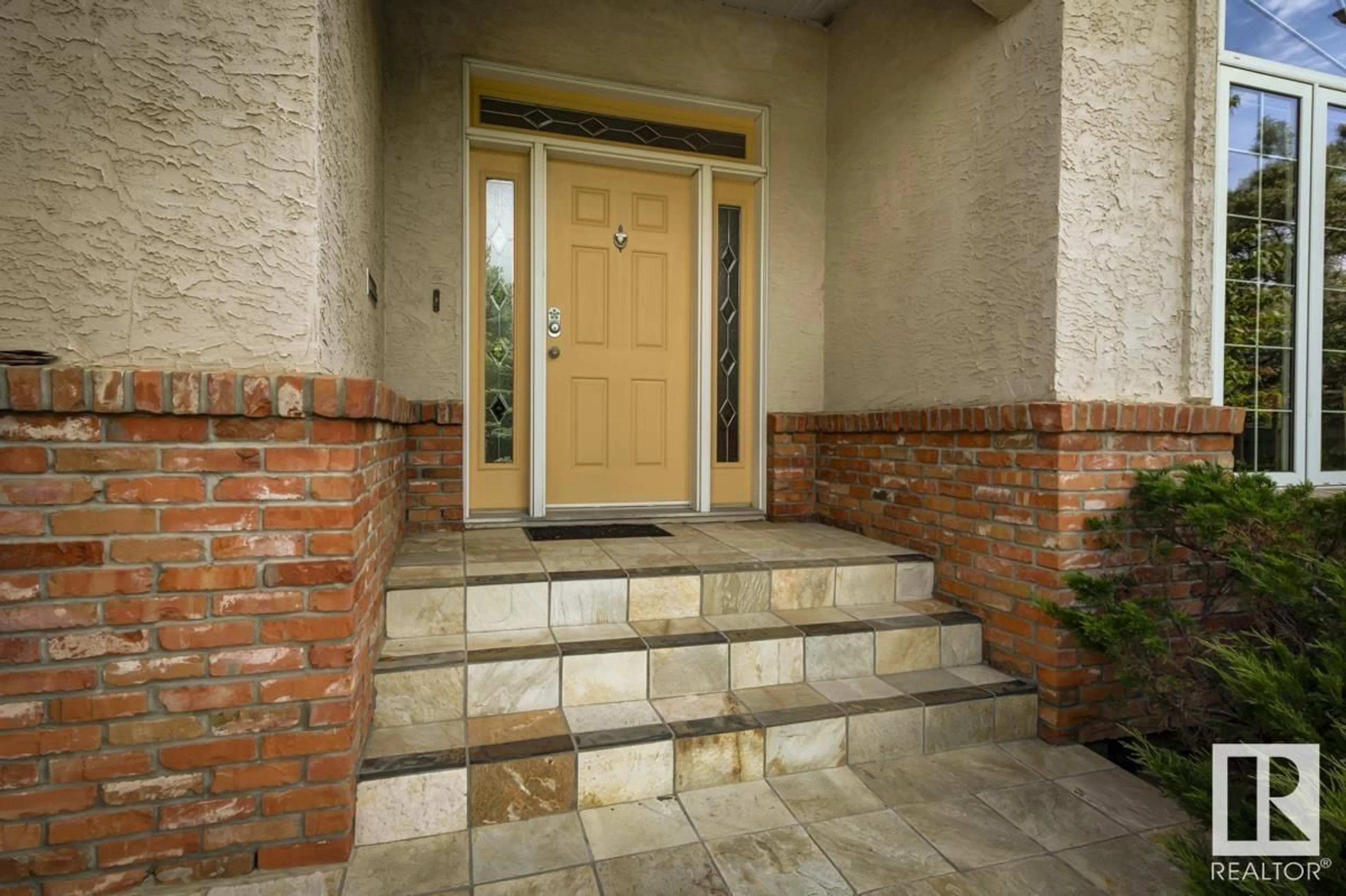 Indoor entryway for 244 WOLF WILLOW RD, Edmonton Alberta T5T6N3