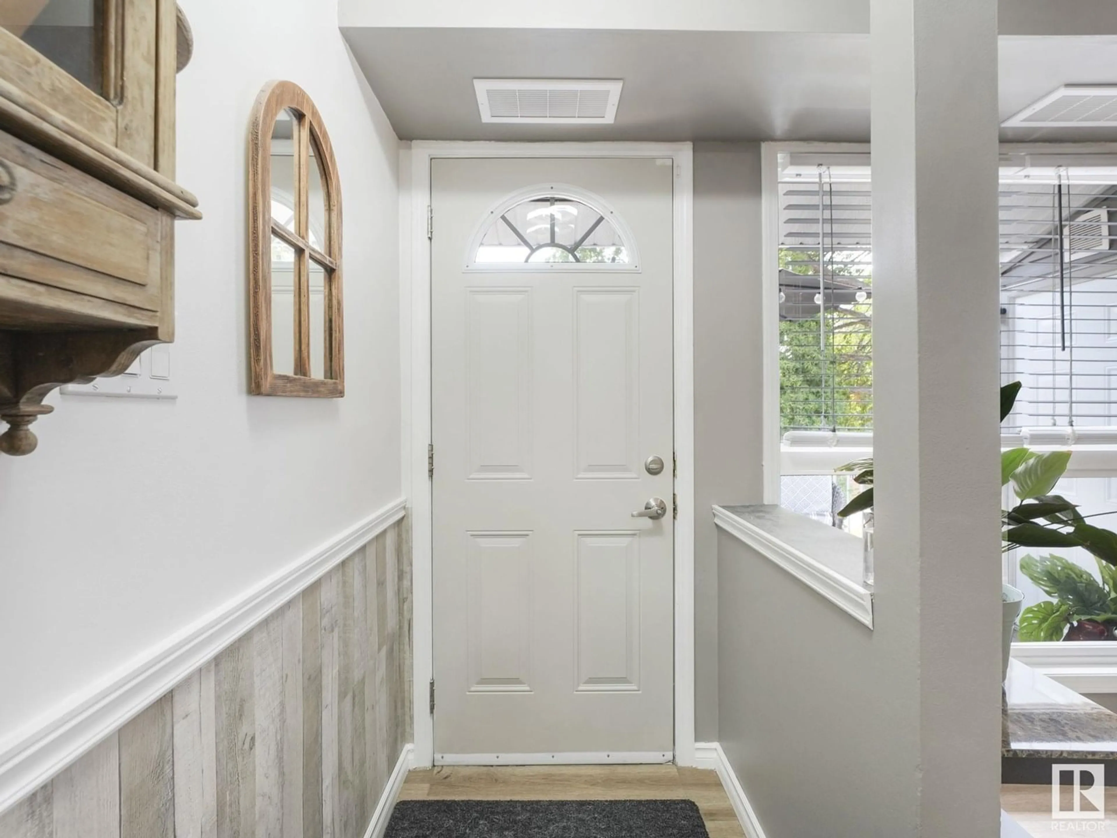 Indoor entryway for 41 - 3111 142 AV, Edmonton Alberta T5Y2H6