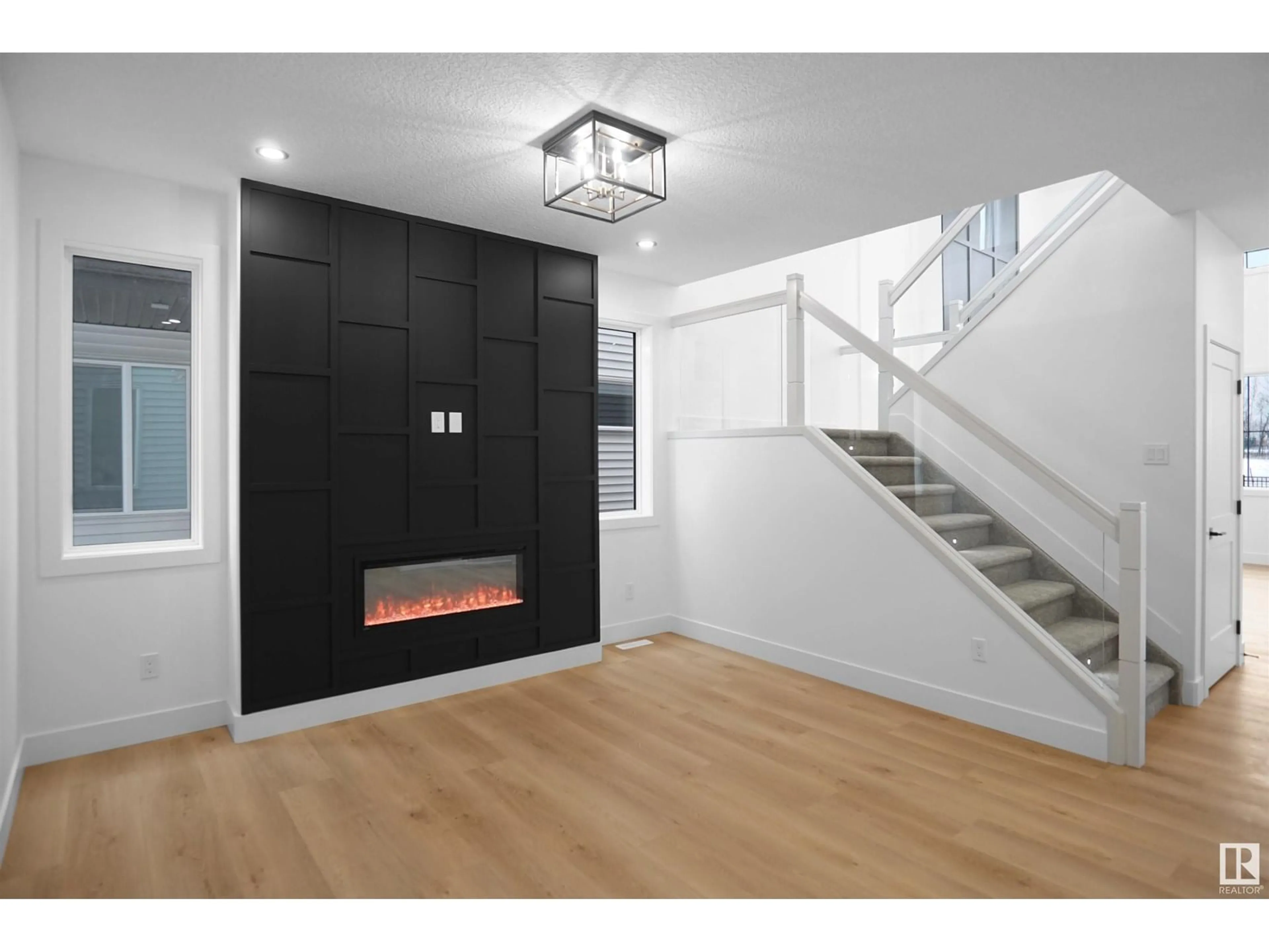 Indoor entryway for 3508 6 ST, Edmonton Alberta T6T2L5