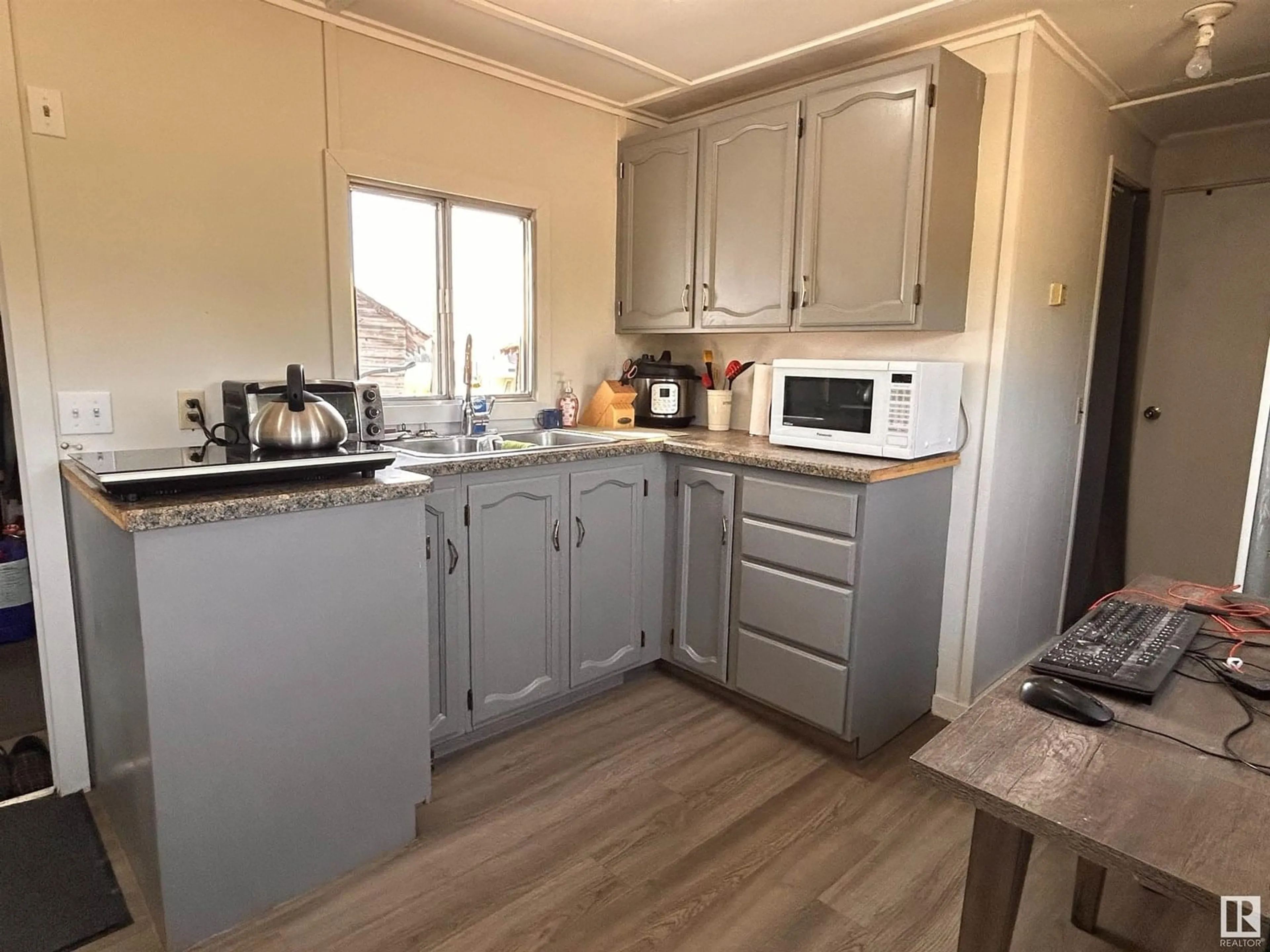Standard kitchen, wood/laminate floor for 62114 RR 213, Rural Thorhild County Alberta T0A2P0