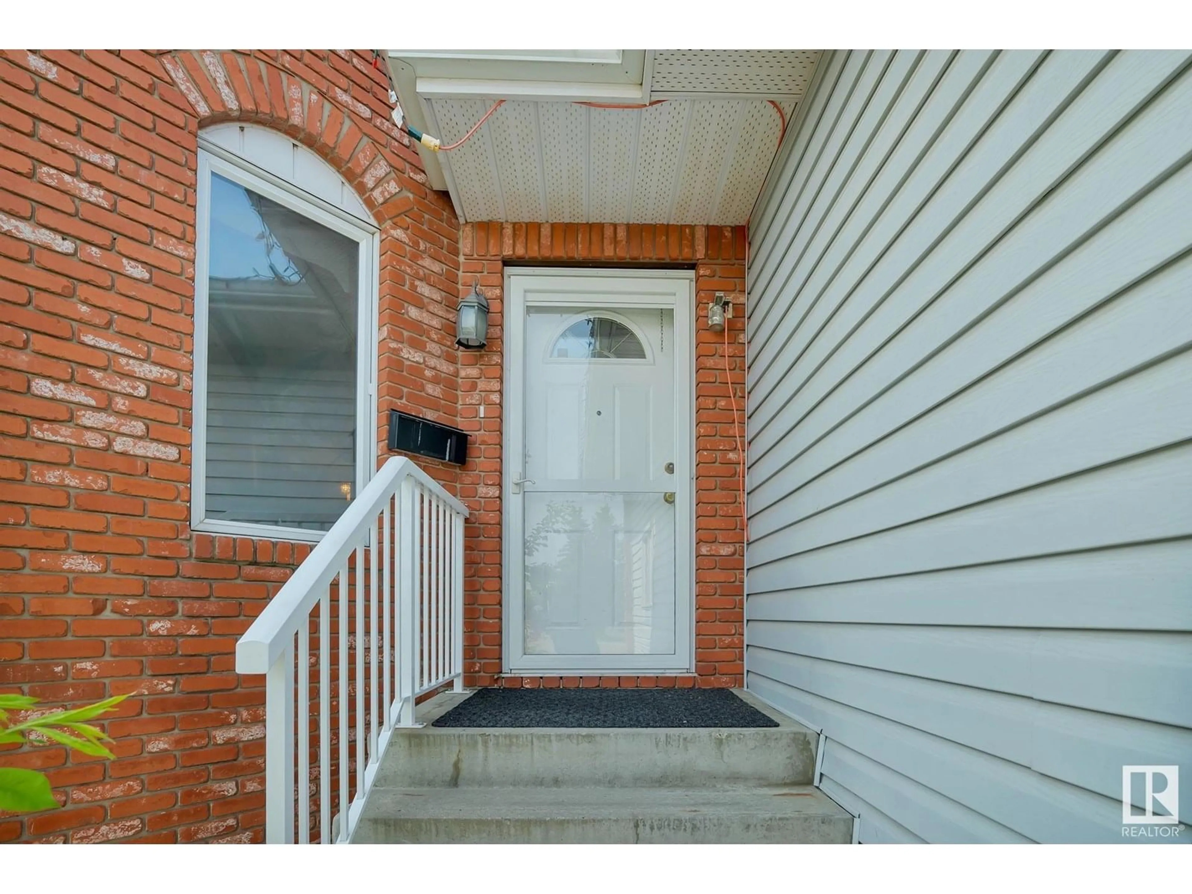 Indoor entryway for 6003 37B AV, Edmonton Alberta T6L6E6