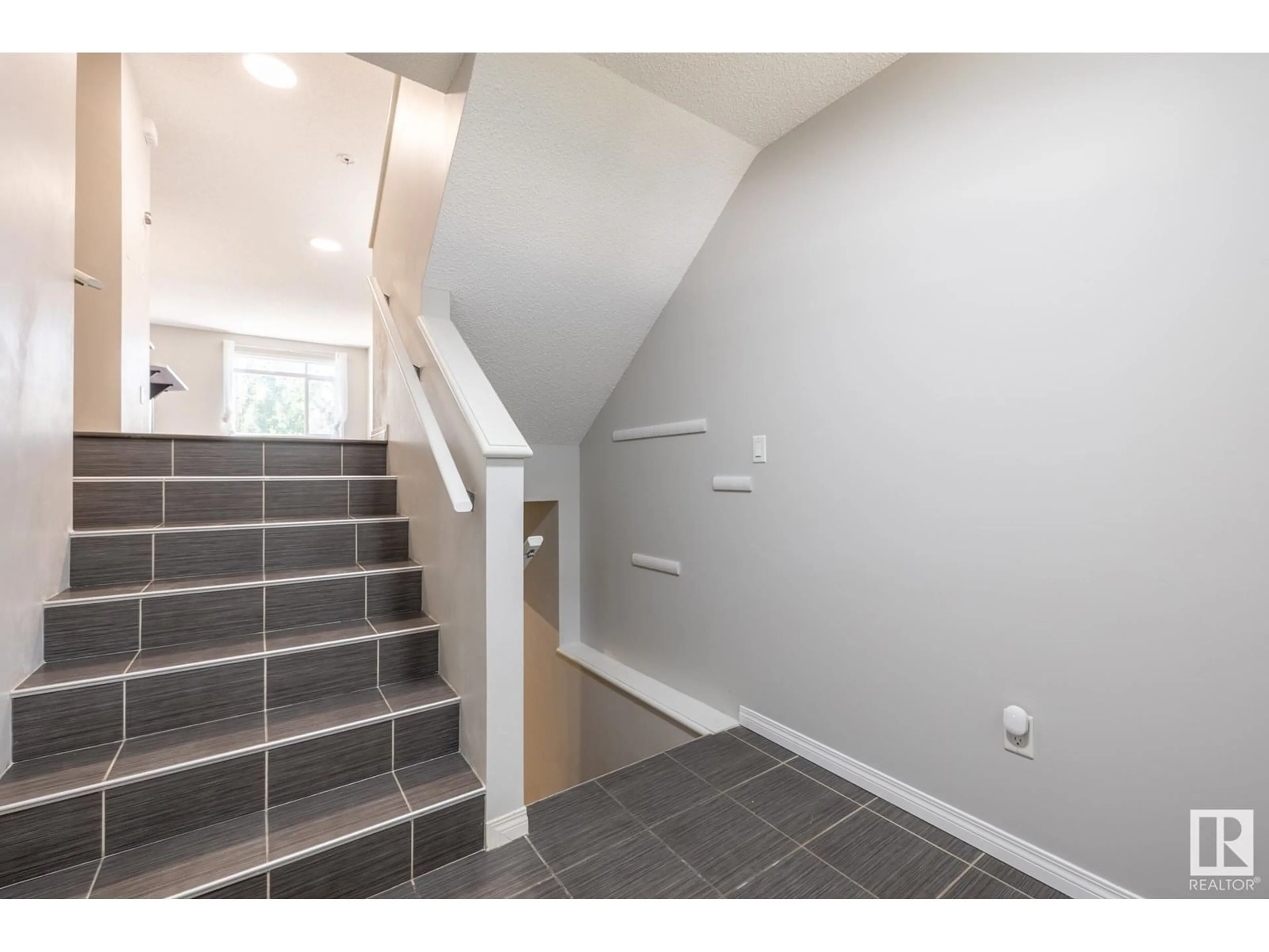 Stairs for 28 - 7503 GETTY GATE GA, Edmonton Alberta T5T4S8