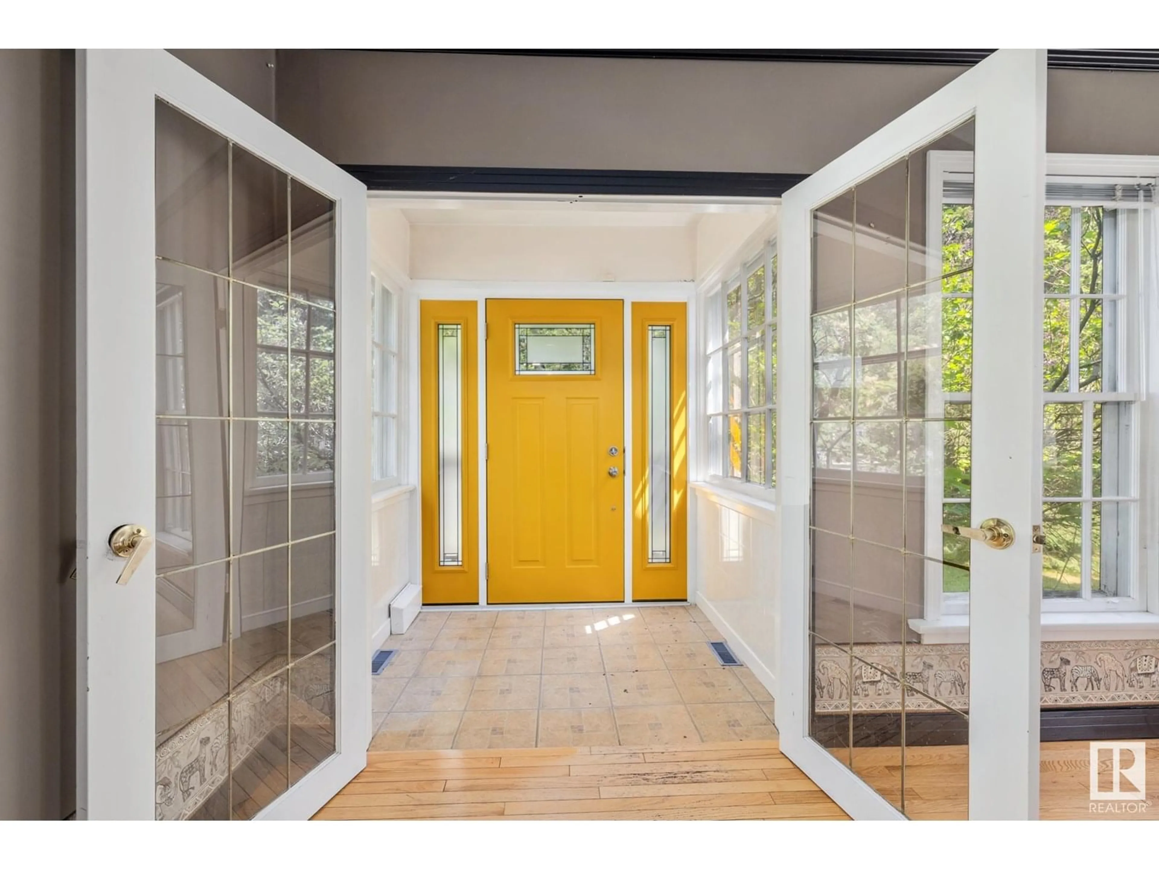 Indoor entryway for 11248 64 ST, Edmonton Alberta T5W4H3