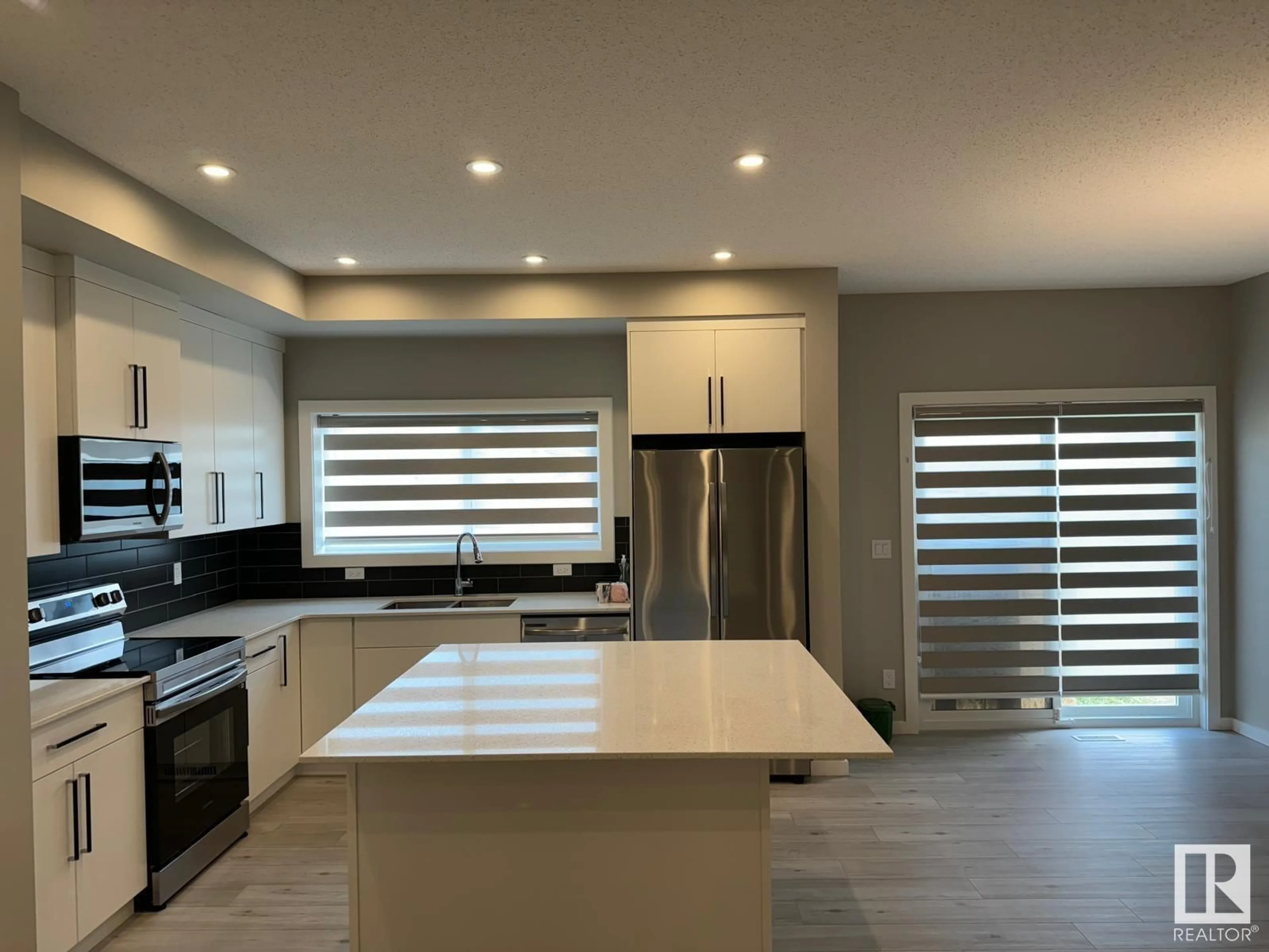 Contemporary kitchen, unknown for 611 31 AV, Edmonton Alberta T6T2V6