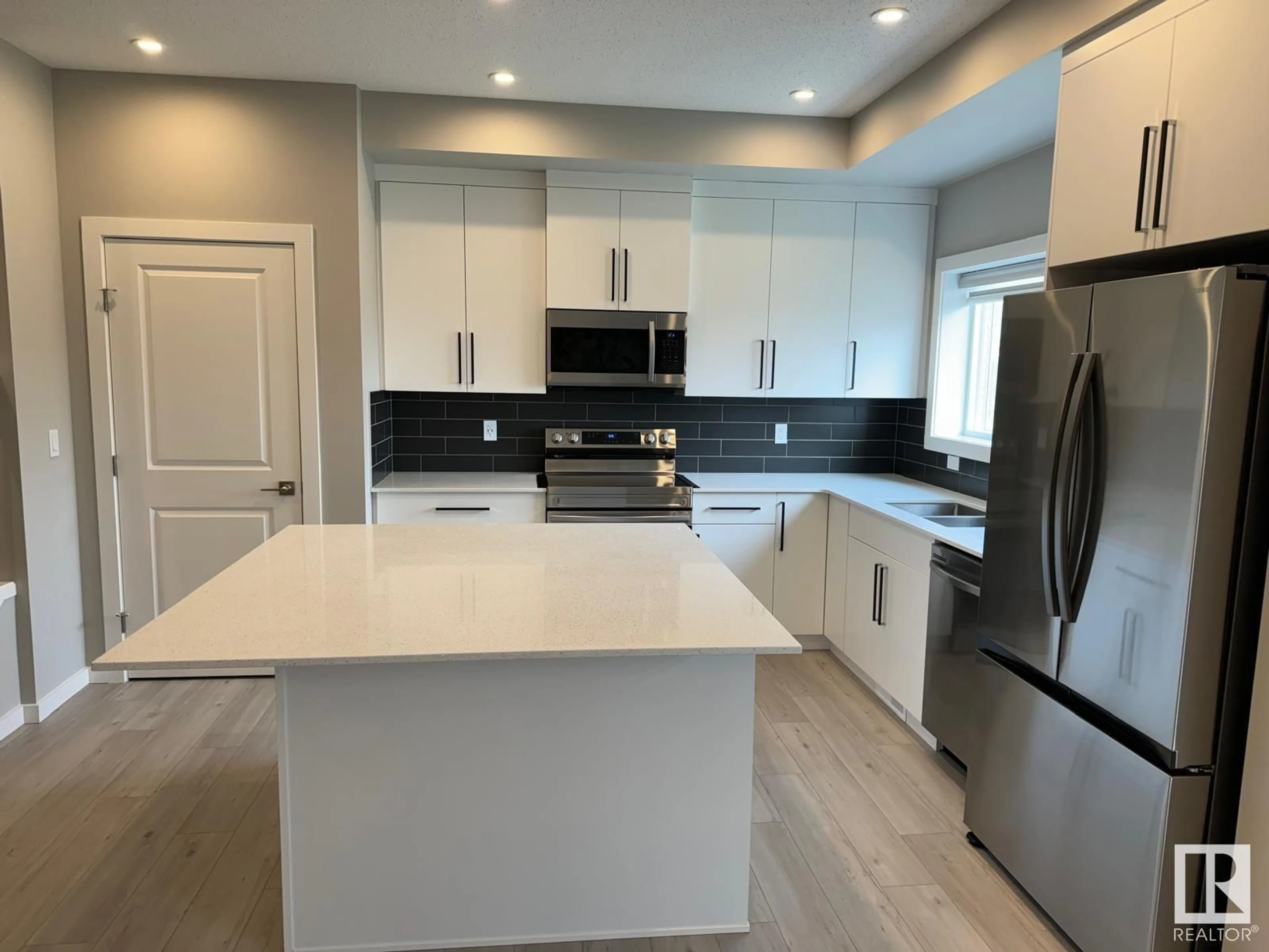 Open concept kitchen, unknown for 611 31 AV, Edmonton Alberta T6T2V6