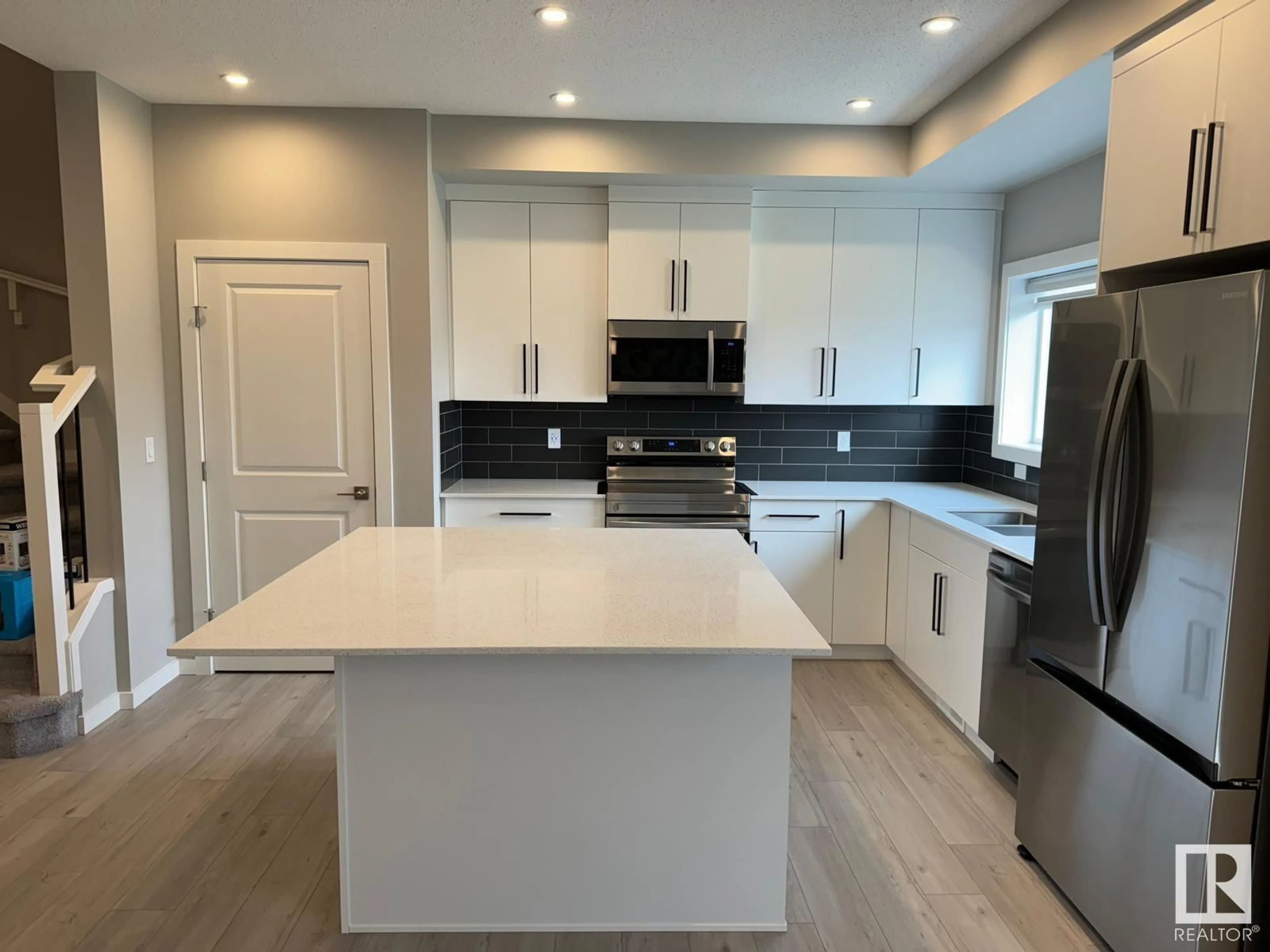 Open concept kitchen, unknown for 611 31 AV, Edmonton Alberta T6T2V6