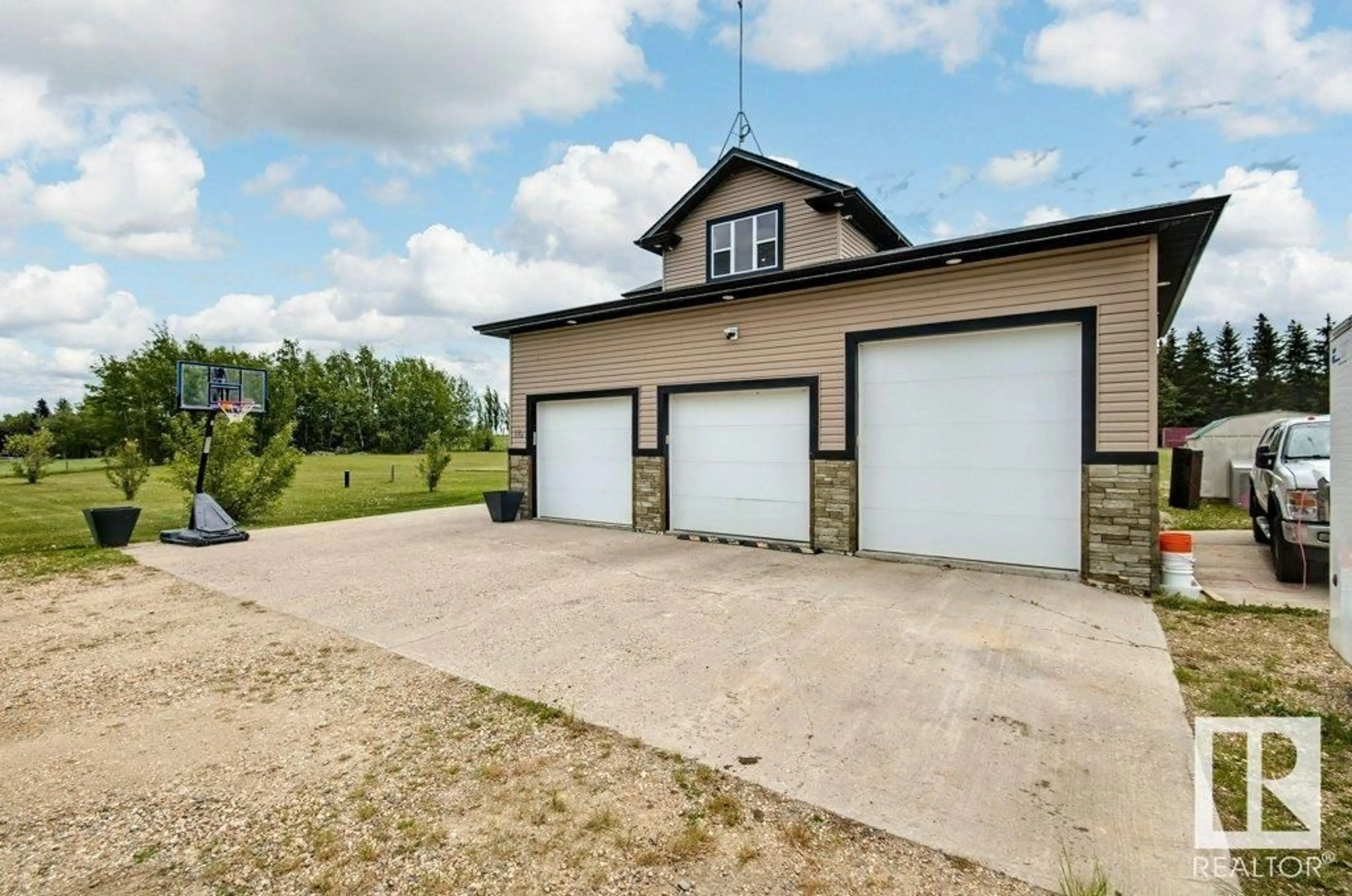 Indoor garage for 51022 - 110 RANGE ROAD 221, Rural Strathcona County Alberta T8E1G8