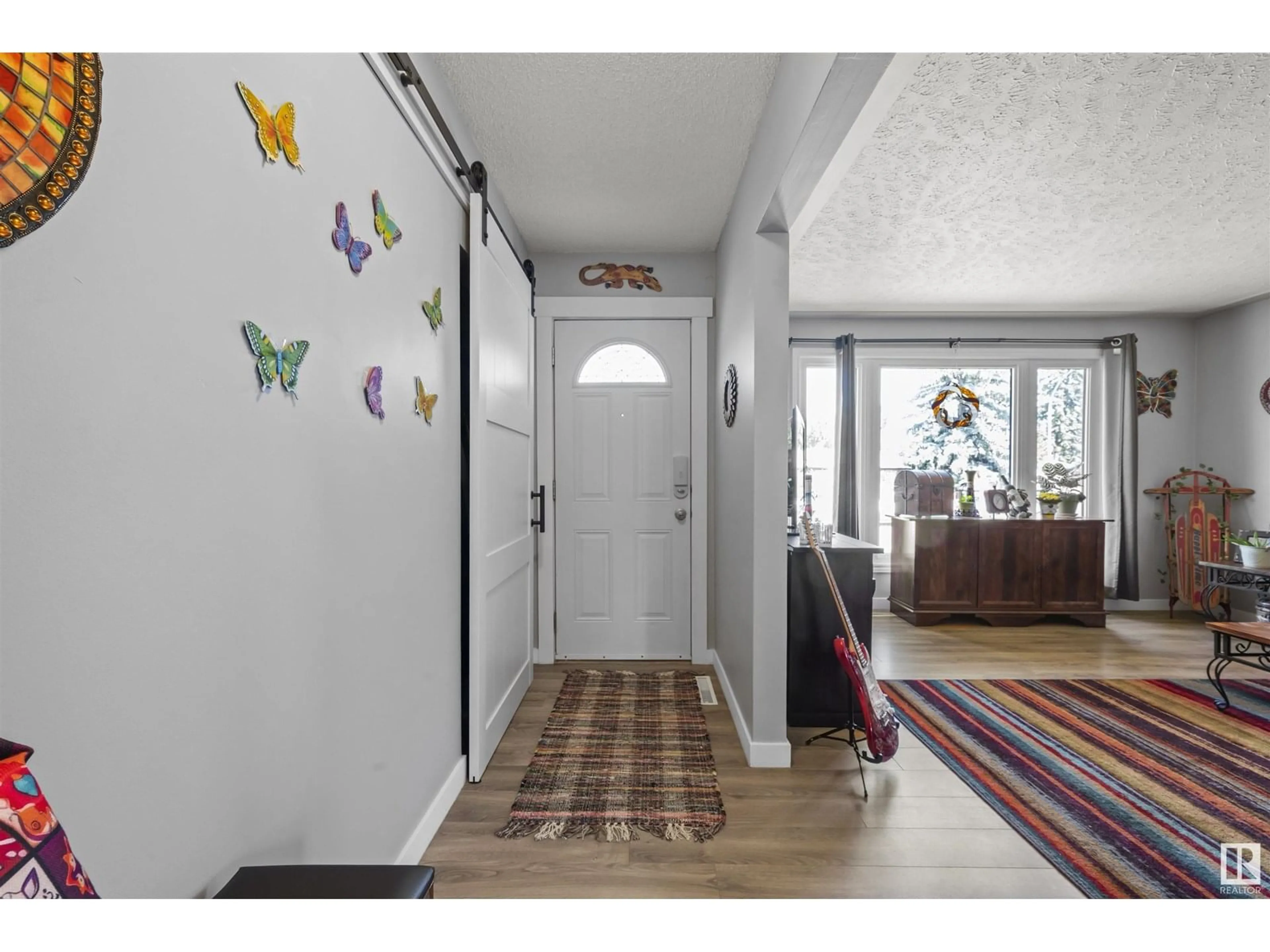Indoor entryway for 5711 102A AV, Edmonton Alberta T6A0R5