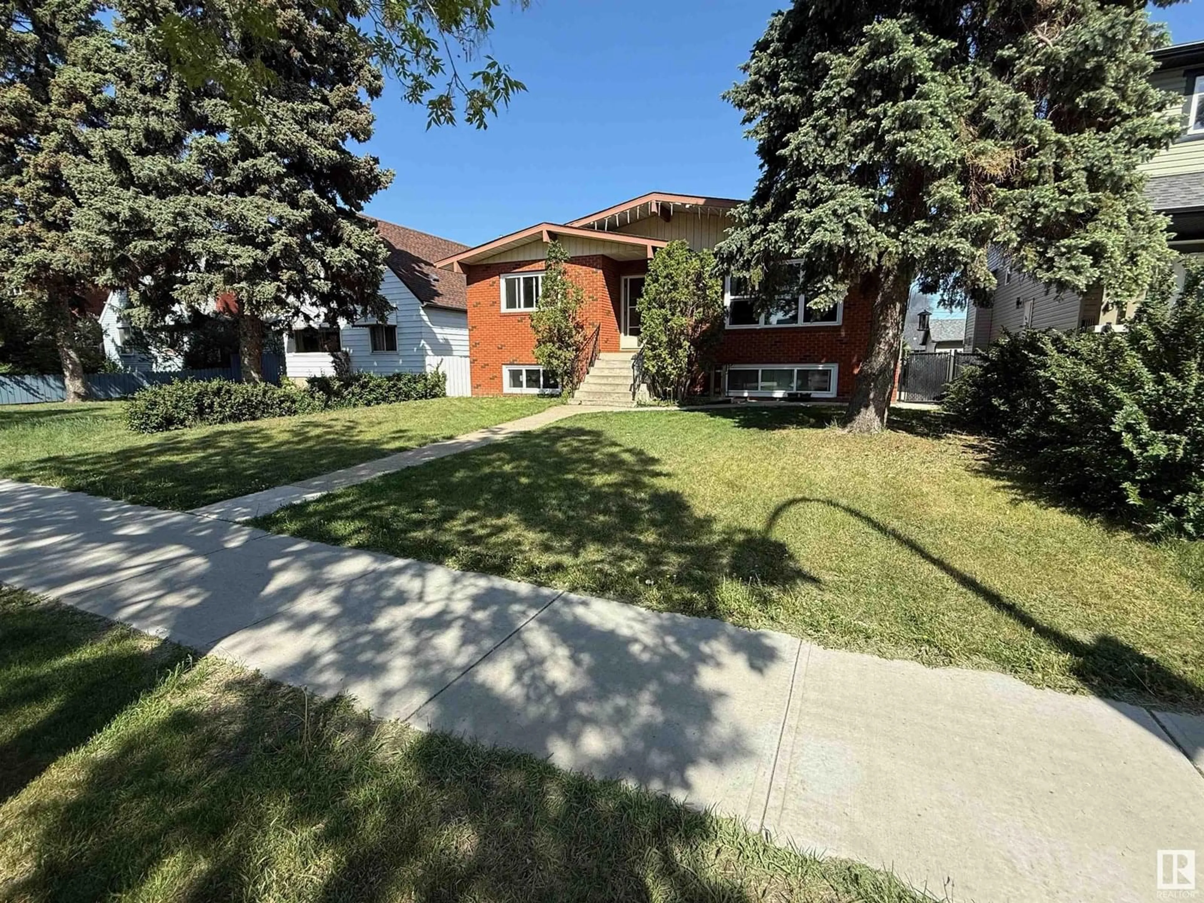 A pic from outside/outdoor area/front of a property/back of a property/a pic from drone, street for NW - 11615 102 ST, Edmonton Alberta T5G2E9