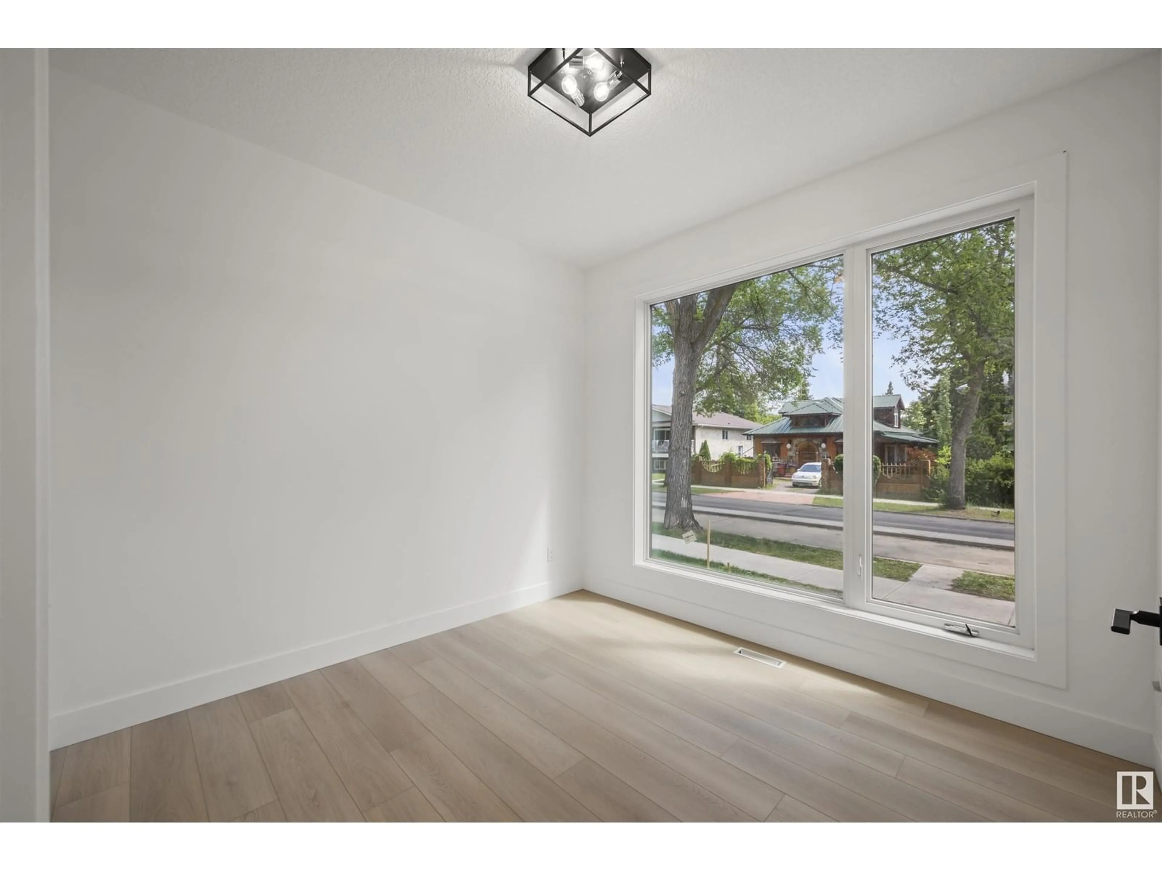 A pic of a room for 11232 127 ST, Edmonton Alberta T5P1N2