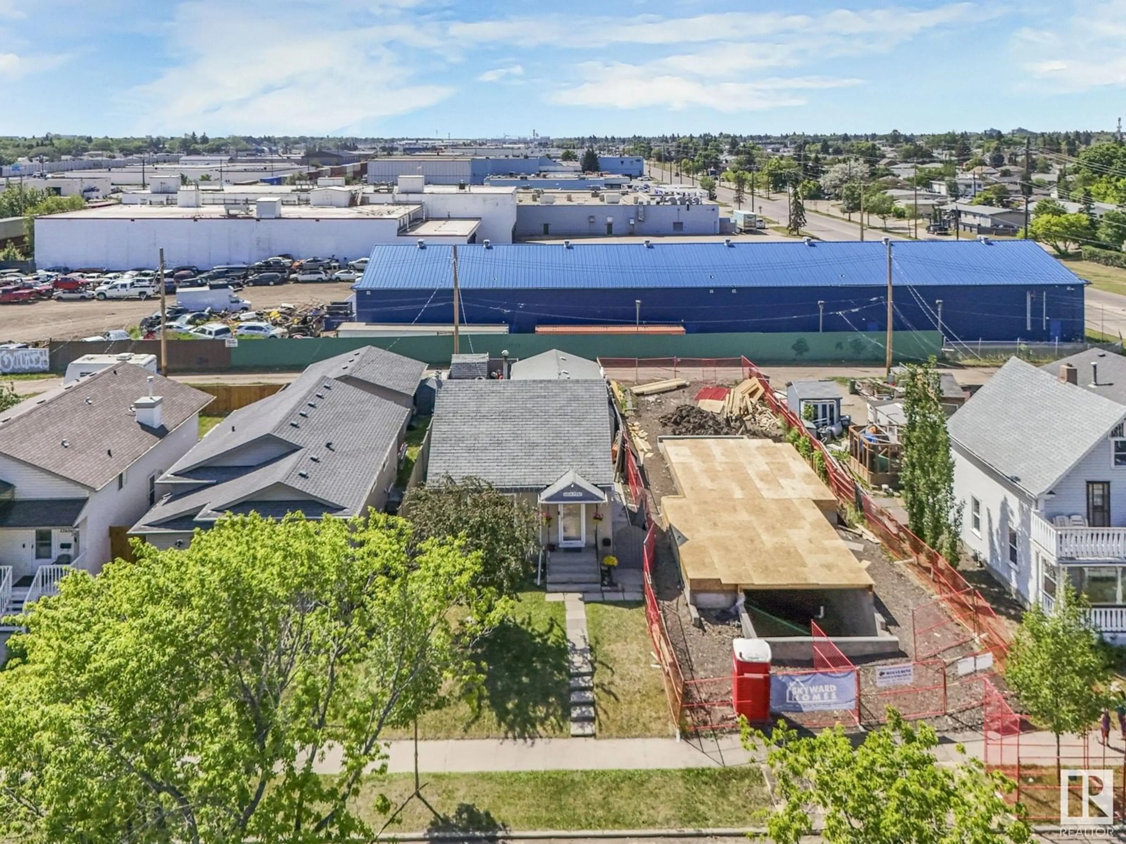 A pic from outside/outdoor area/front of a property/back of a property/a pic from drone, unknown for 12614 73 ST, Edmonton Alberta T5C0S8