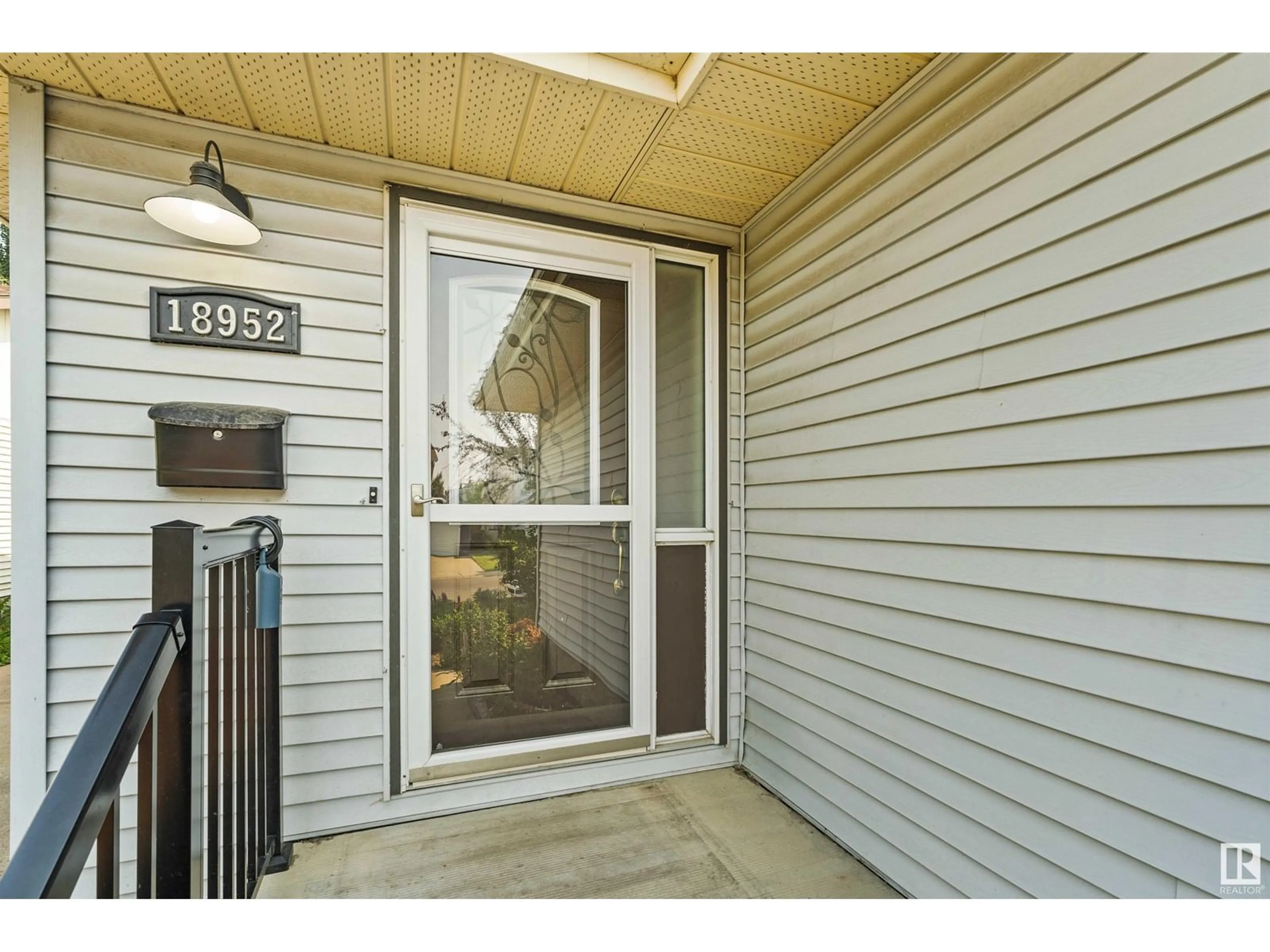 Indoor entryway for 18952 82 AV, Edmonton Alberta T5T5C6