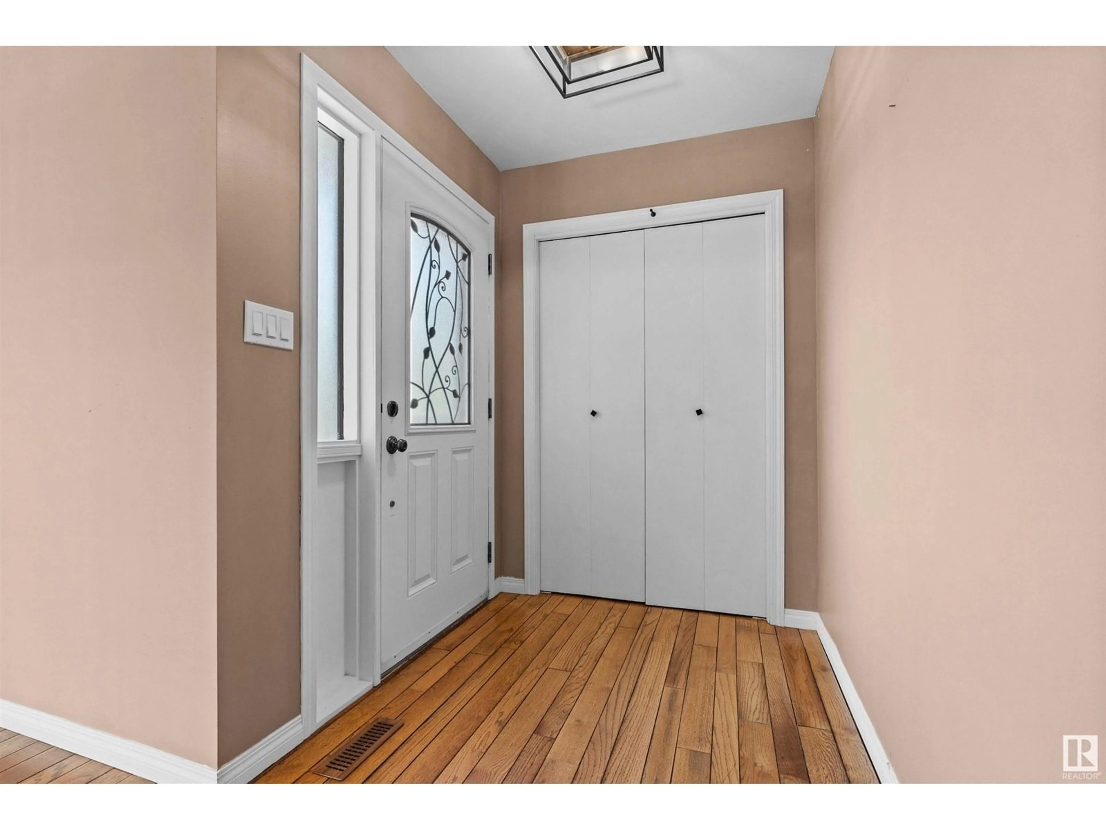 Indoor entryway for 18952 82 AV, Edmonton Alberta T5T5C6