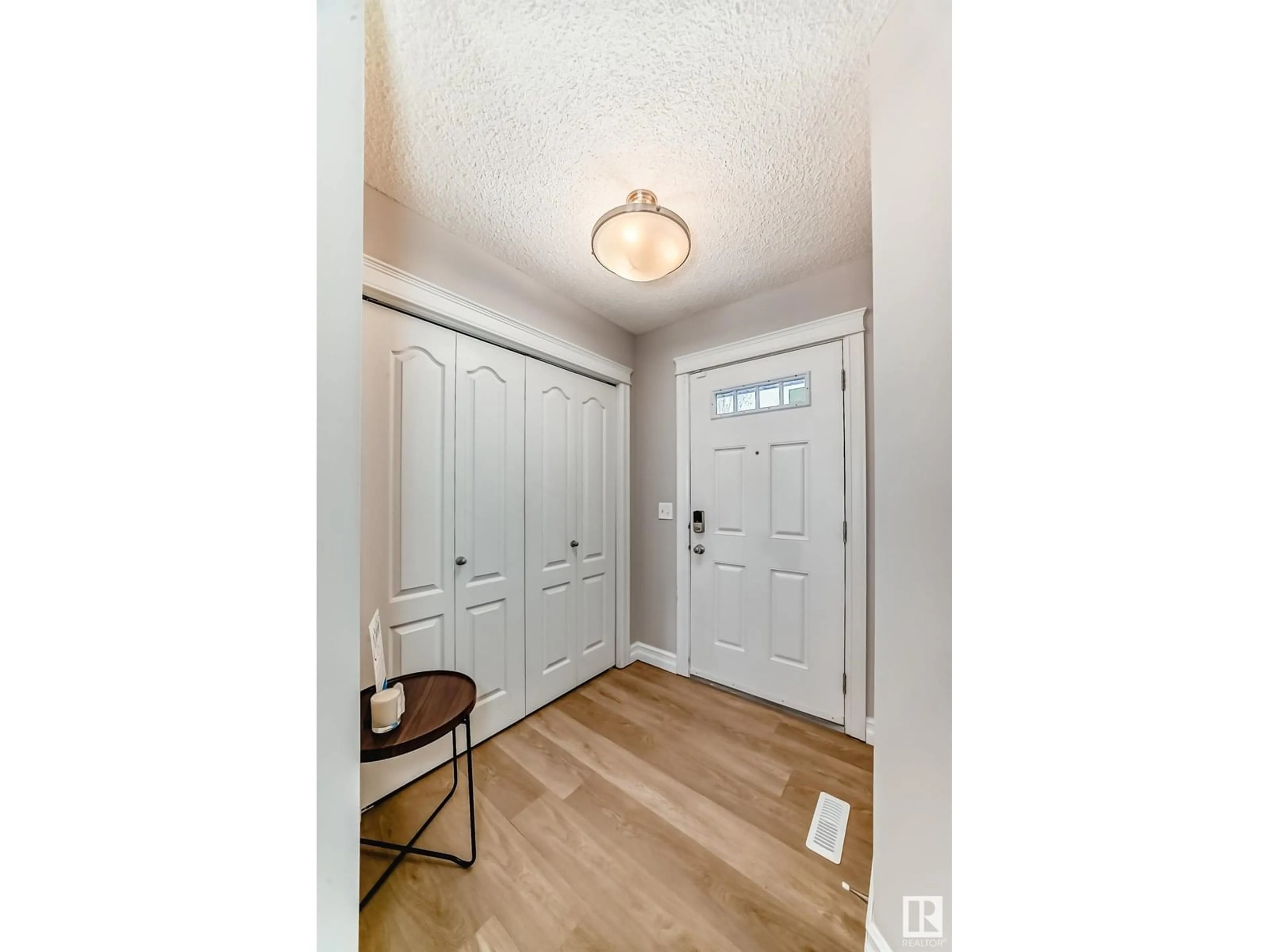 Indoor entryway for 5407 15 AV, Edmonton Alberta T6X1R5