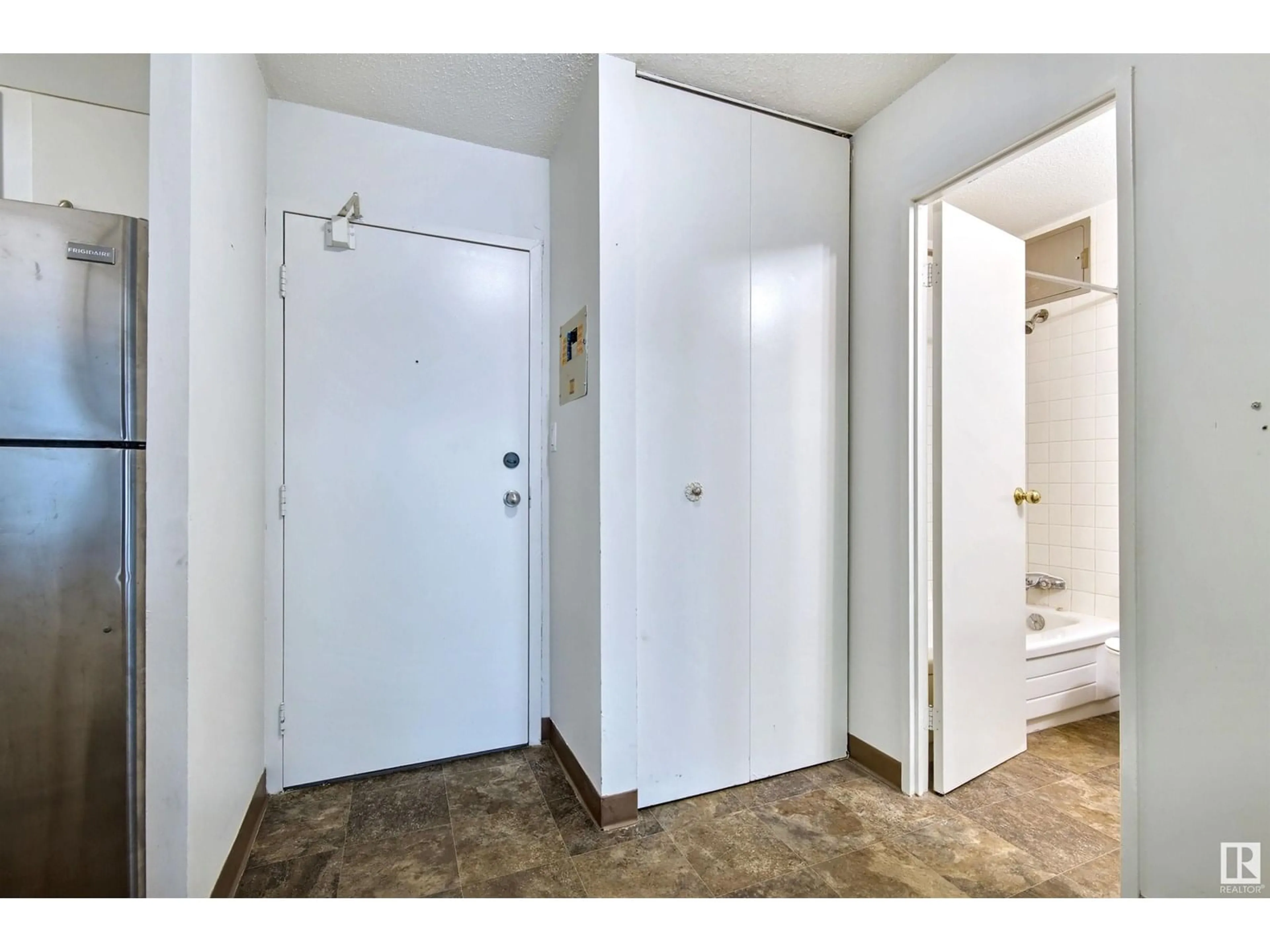 Indoor entryway for 10160 - 511 114 ST NW, Edmonton Alberta T5K2L2