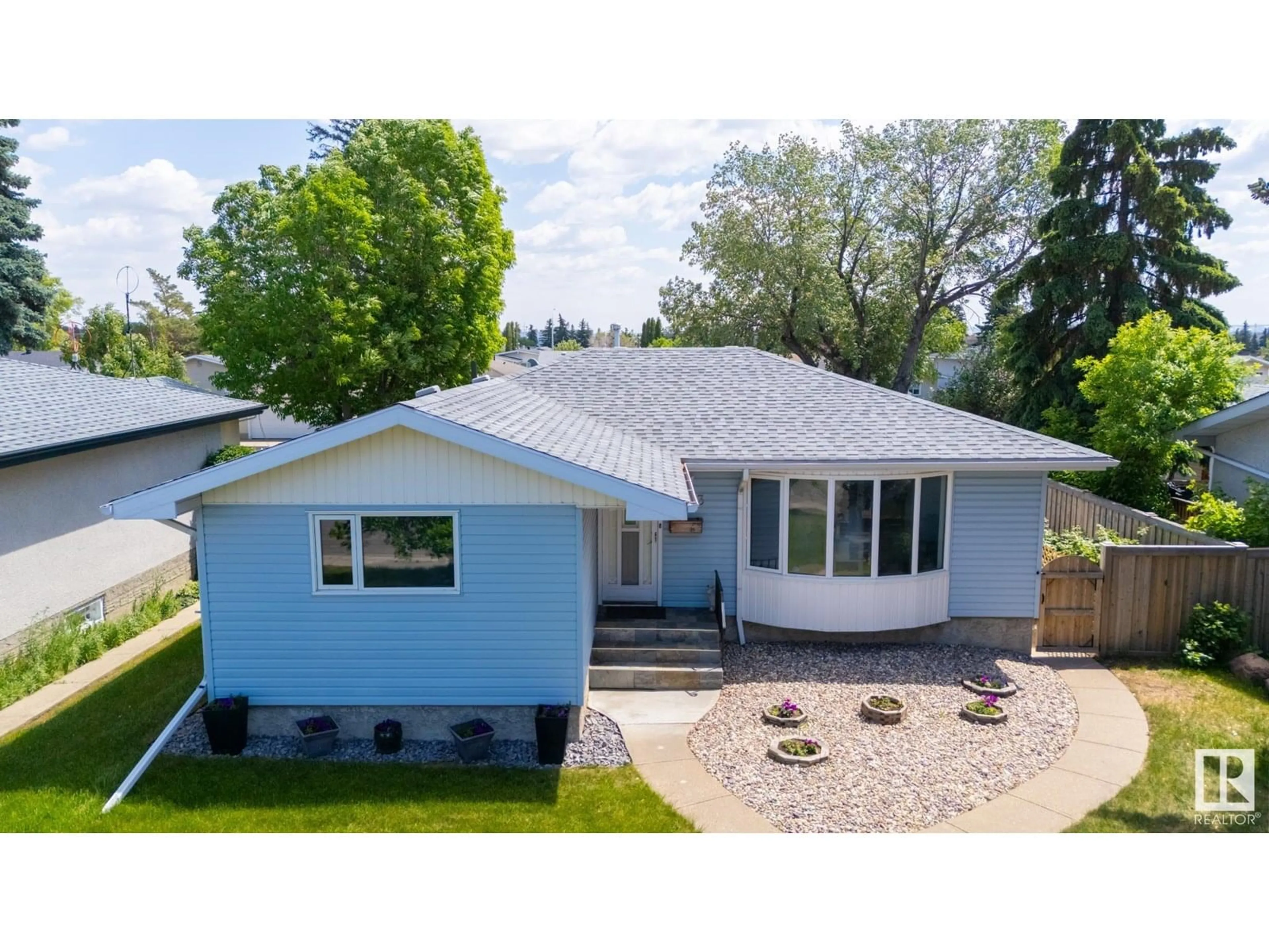 A pic from outside/outdoor area/front of a property/back of a property/a pic from drone, street for 14123 72 ST, Edmonton Alberta T5C0R4