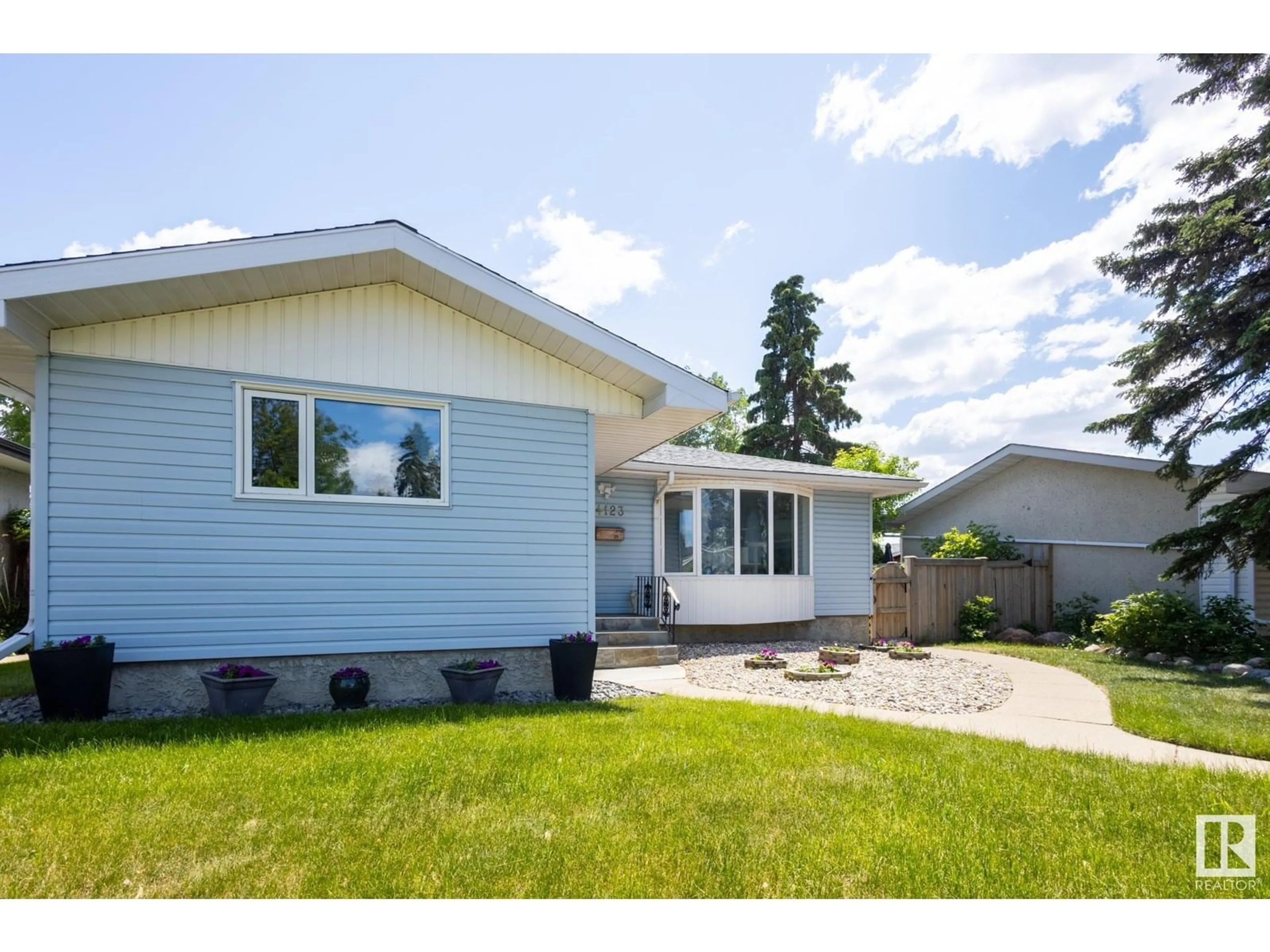 Home with vinyl exterior material, street for 14123 72 ST, Edmonton Alberta T5C0R4