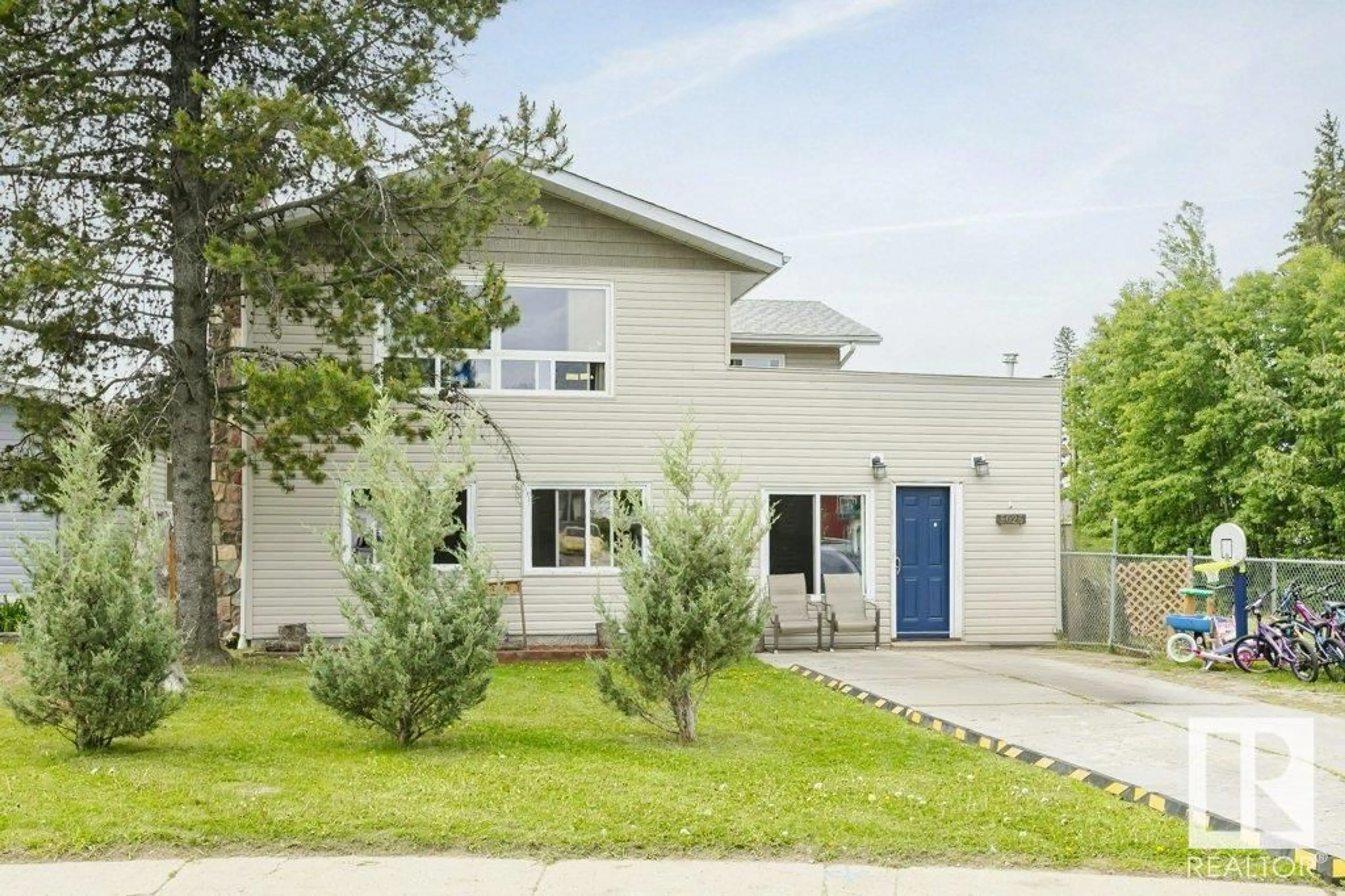 Home with vinyl exterior material, street for 5025 55 AV, Wabamun Alberta T0E2K0