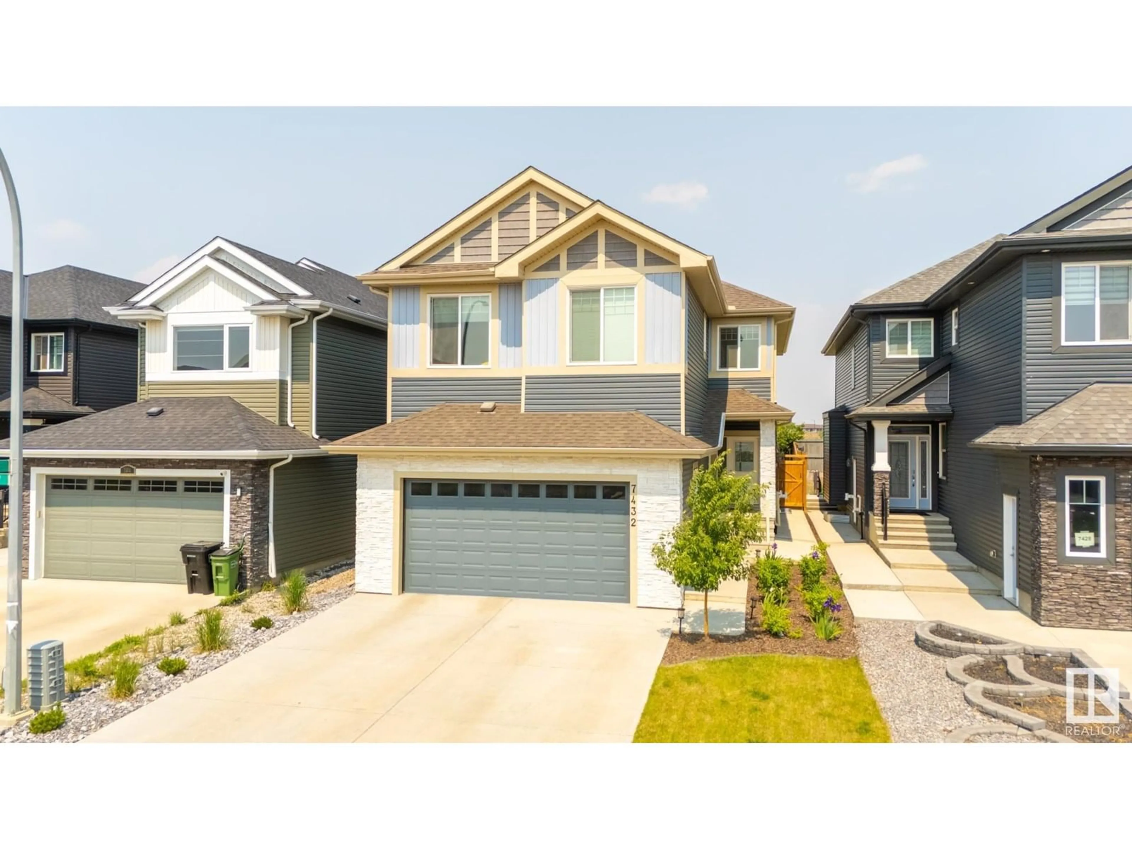 Home with vinyl exterior material, street for 7432 174 AV, Edmonton Alberta T5Z0J7