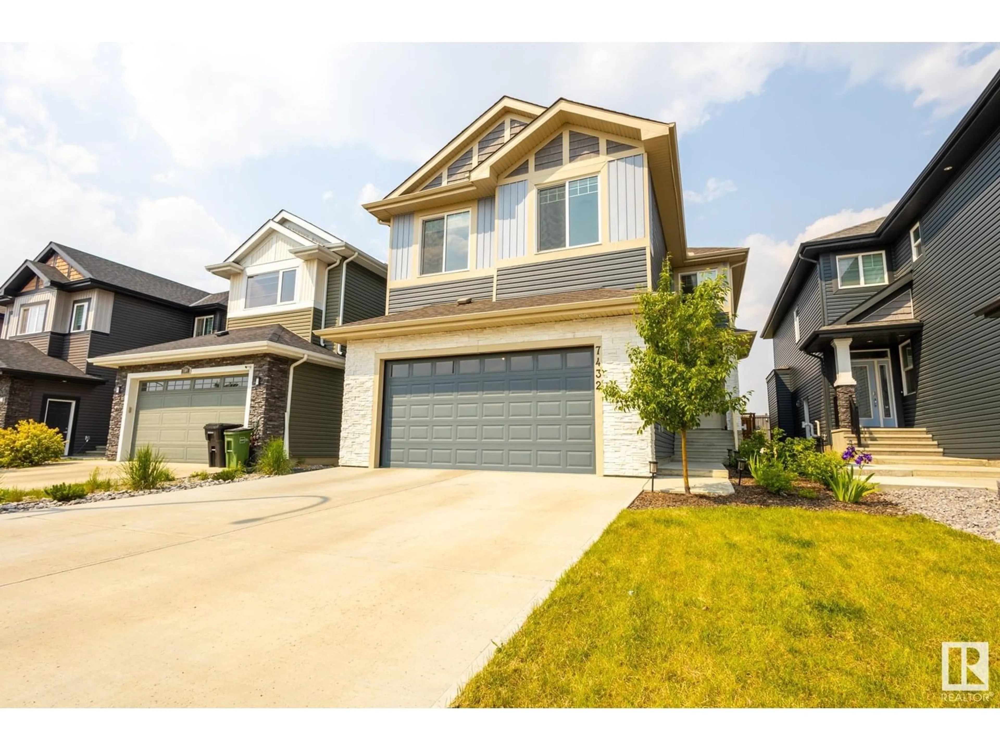 Home with vinyl exterior material, street for 7432 174 AV, Edmonton Alberta T5Z0J7