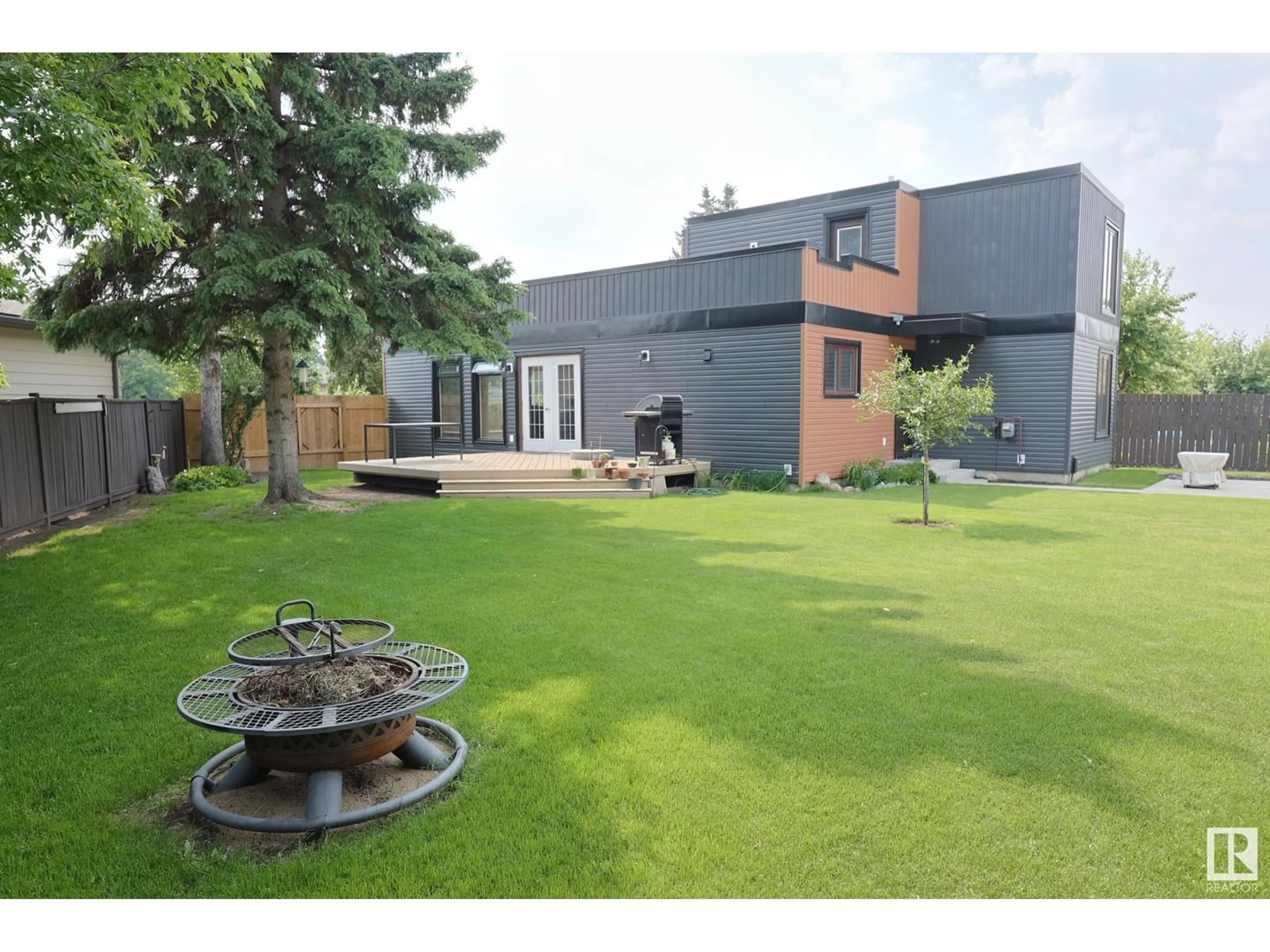 A pic from outside/outdoor area/front of a property/back of a property/a pic from drone, building for NW - 1161 75 ST, Edmonton Alberta T6K2S4