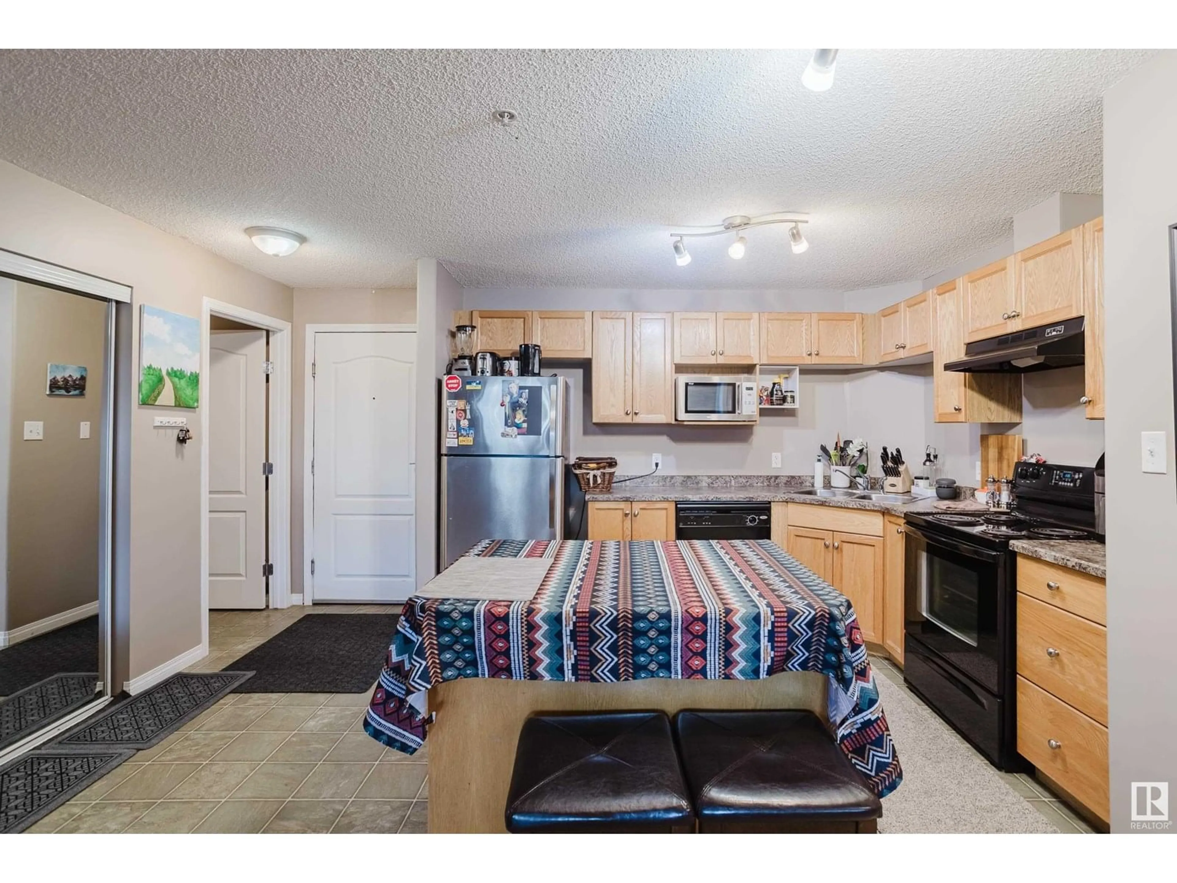 Standard kitchen, unknown for 1114 CLAIRVIEW STATION DR, Edmonton Alberta T5Y0E6