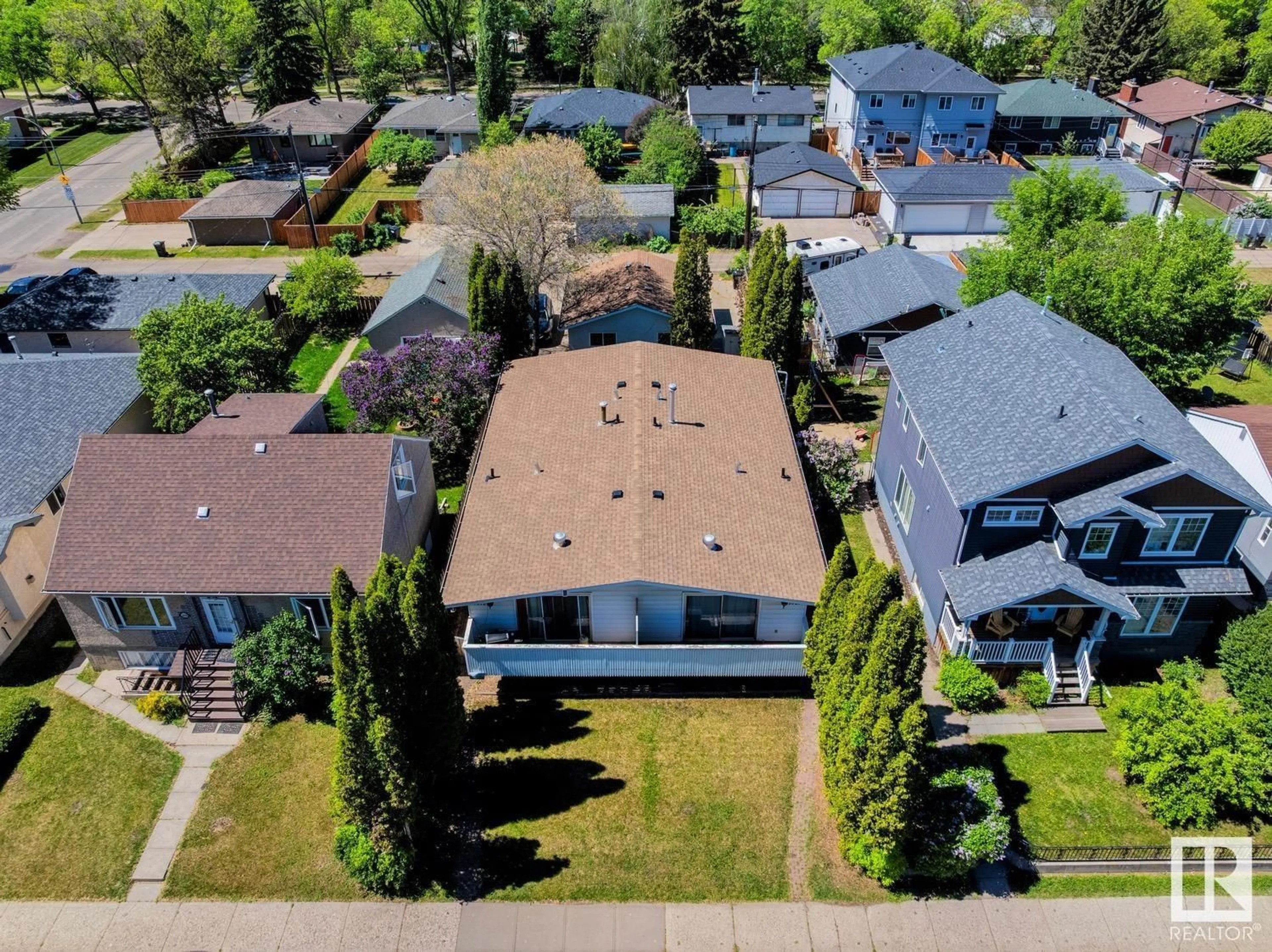 A pic from outside/outdoor area/front of a property/back of a property/a pic from drone, street for NW - 10212-10214 79 ST, Edmonton Alberta T6A3G5