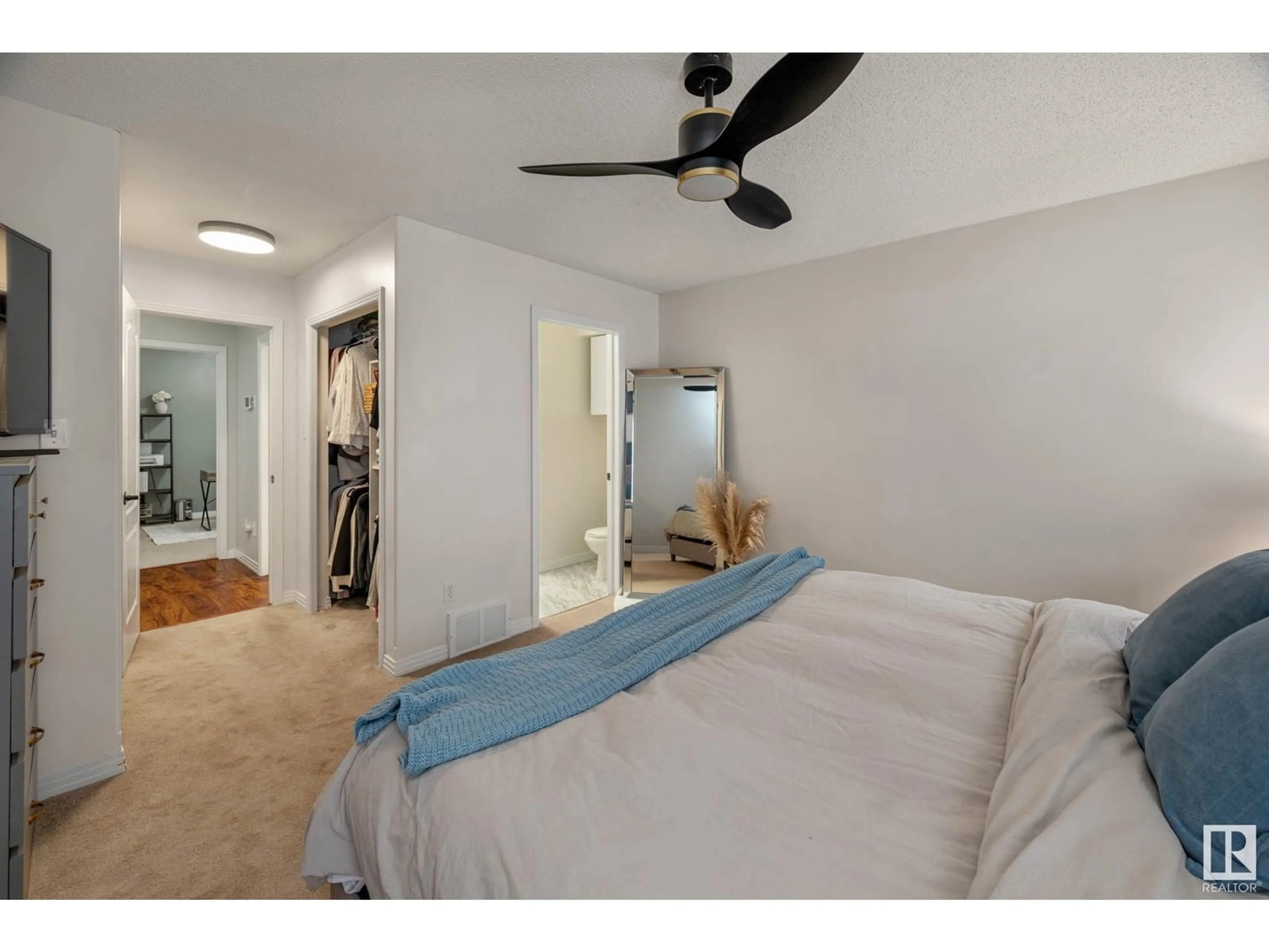 A pic of a room for NW - 16028 95 ST, Edmonton Alberta T5Z3N2