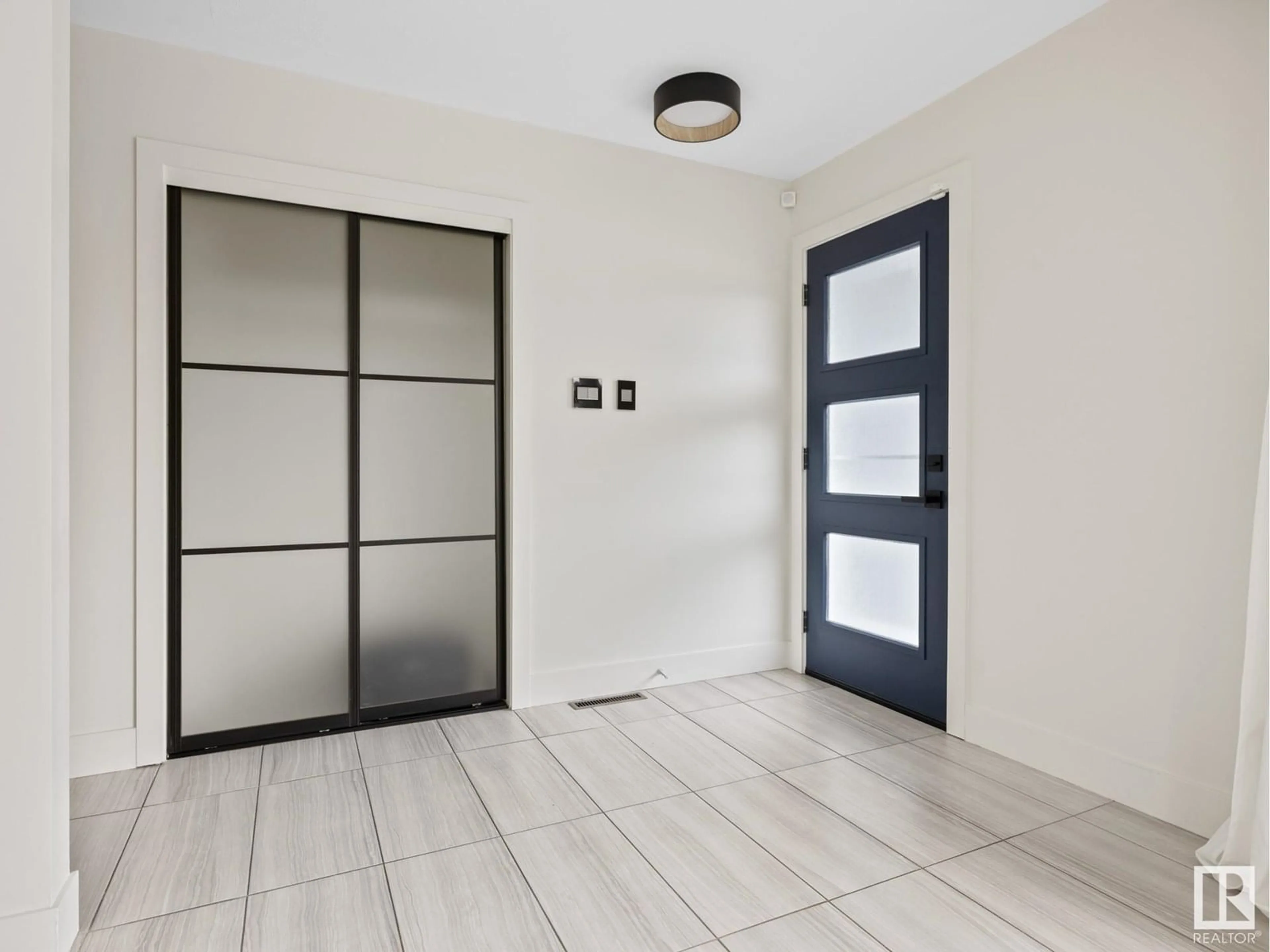 Indoor entryway for 5312 105 ST, Edmonton Alberta T6H2M9