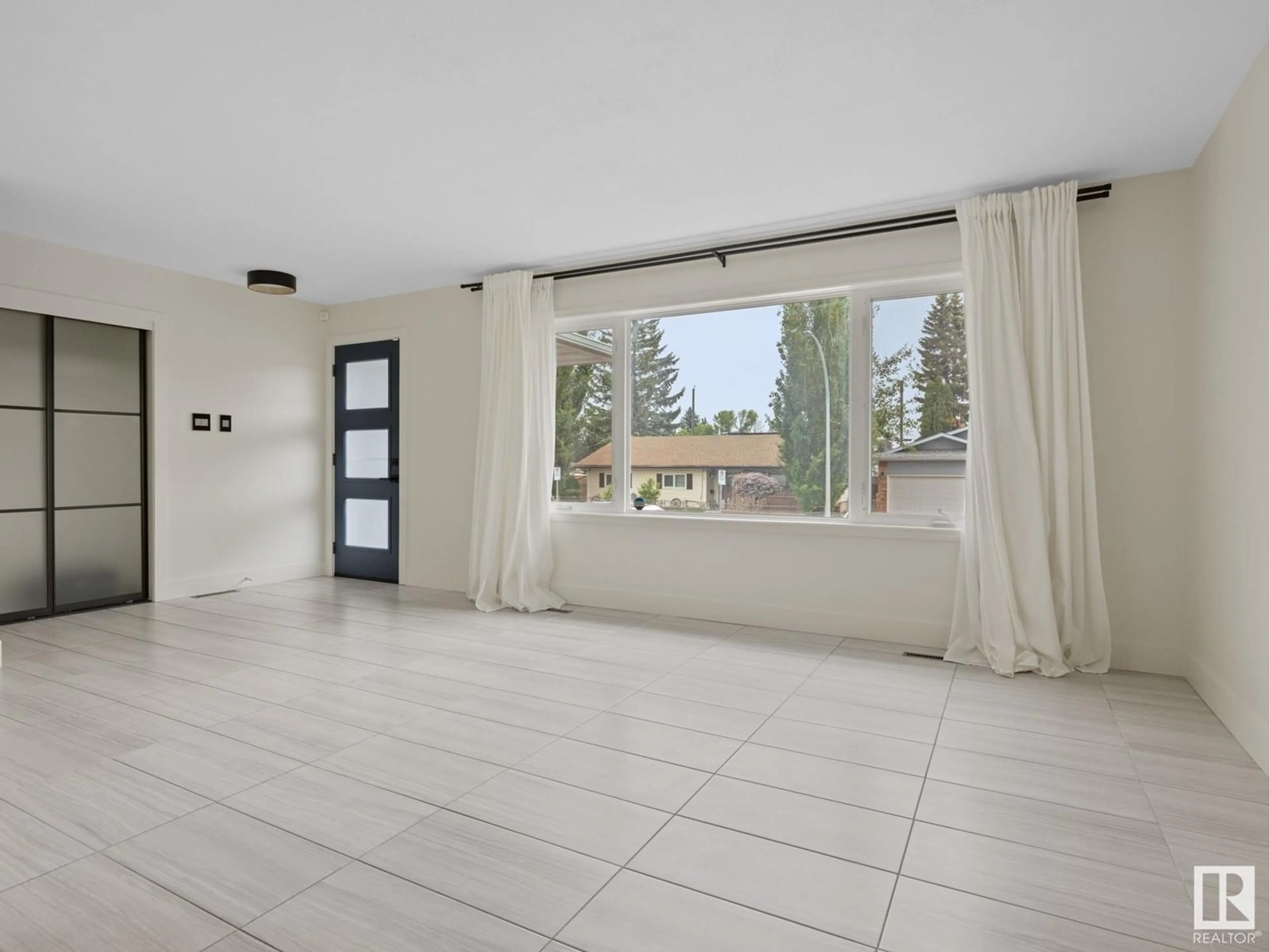 Indoor foyer for 5312 105 ST, Edmonton Alberta T6H2M9