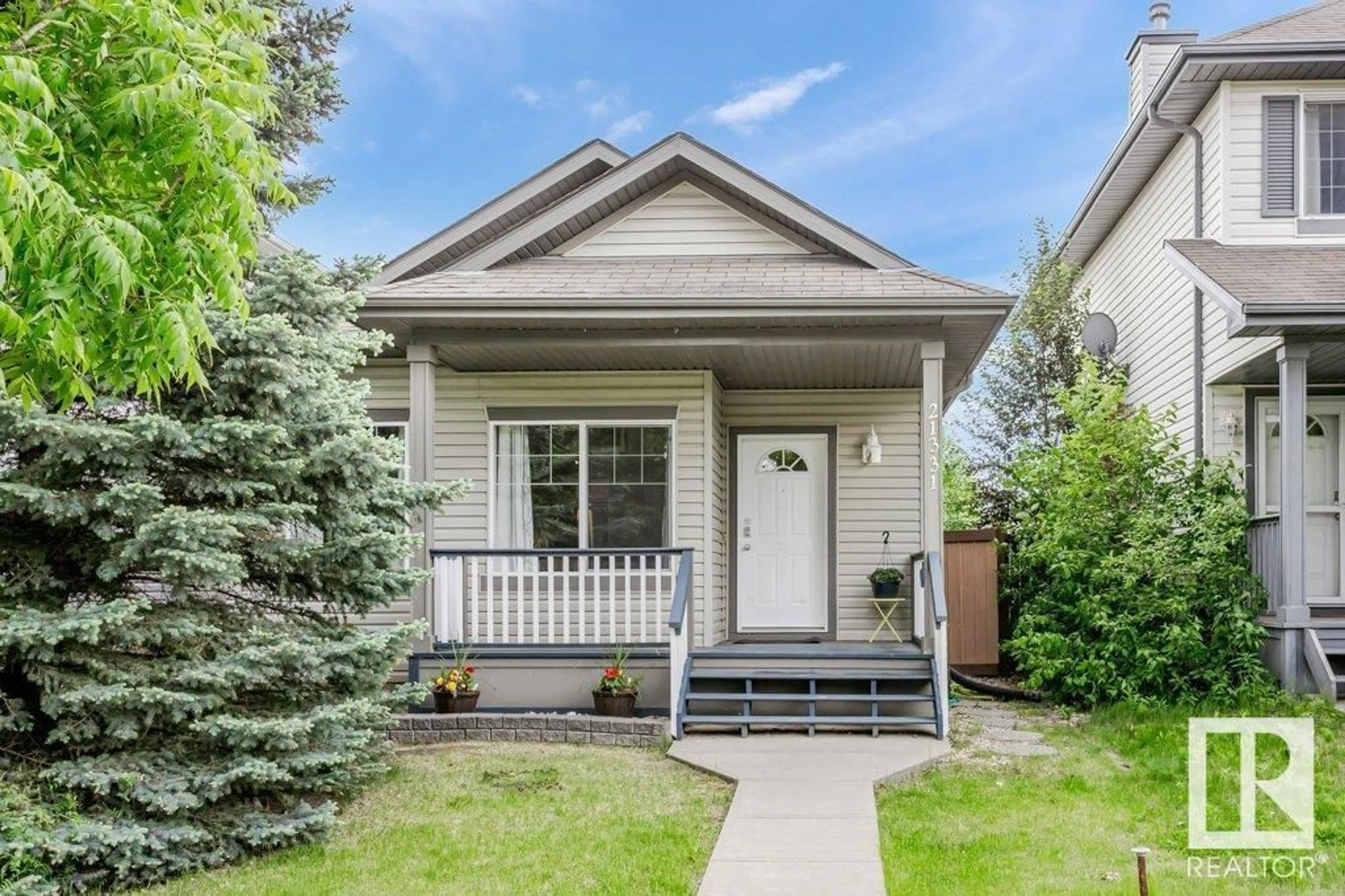 Home with vinyl exterior material, street for NW - 21331 89 AV, Edmonton Alberta T5T6V4