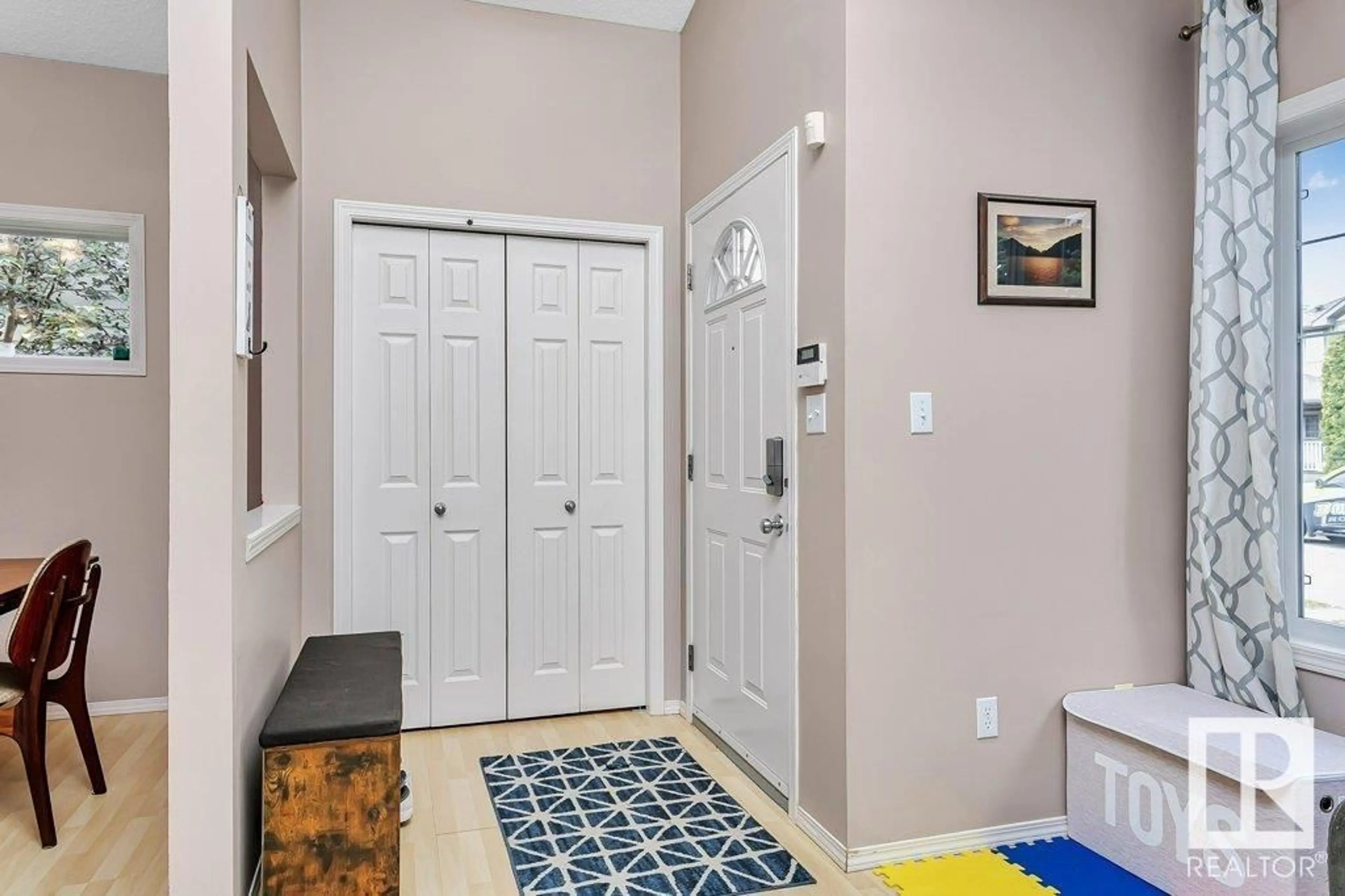 Indoor entryway for NW - 21331 89 AV, Edmonton Alberta T5T6V4
