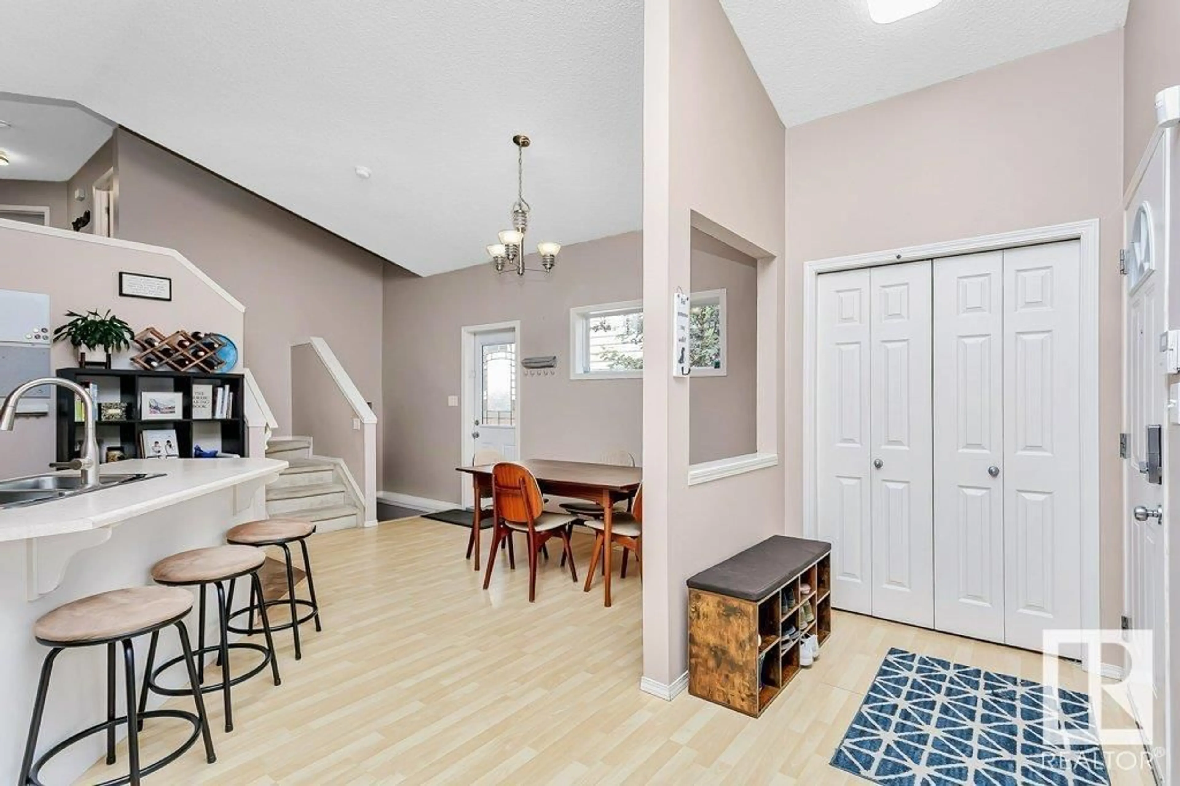 Indoor entryway for NW - 21331 89 AV, Edmonton Alberta T5T6V4