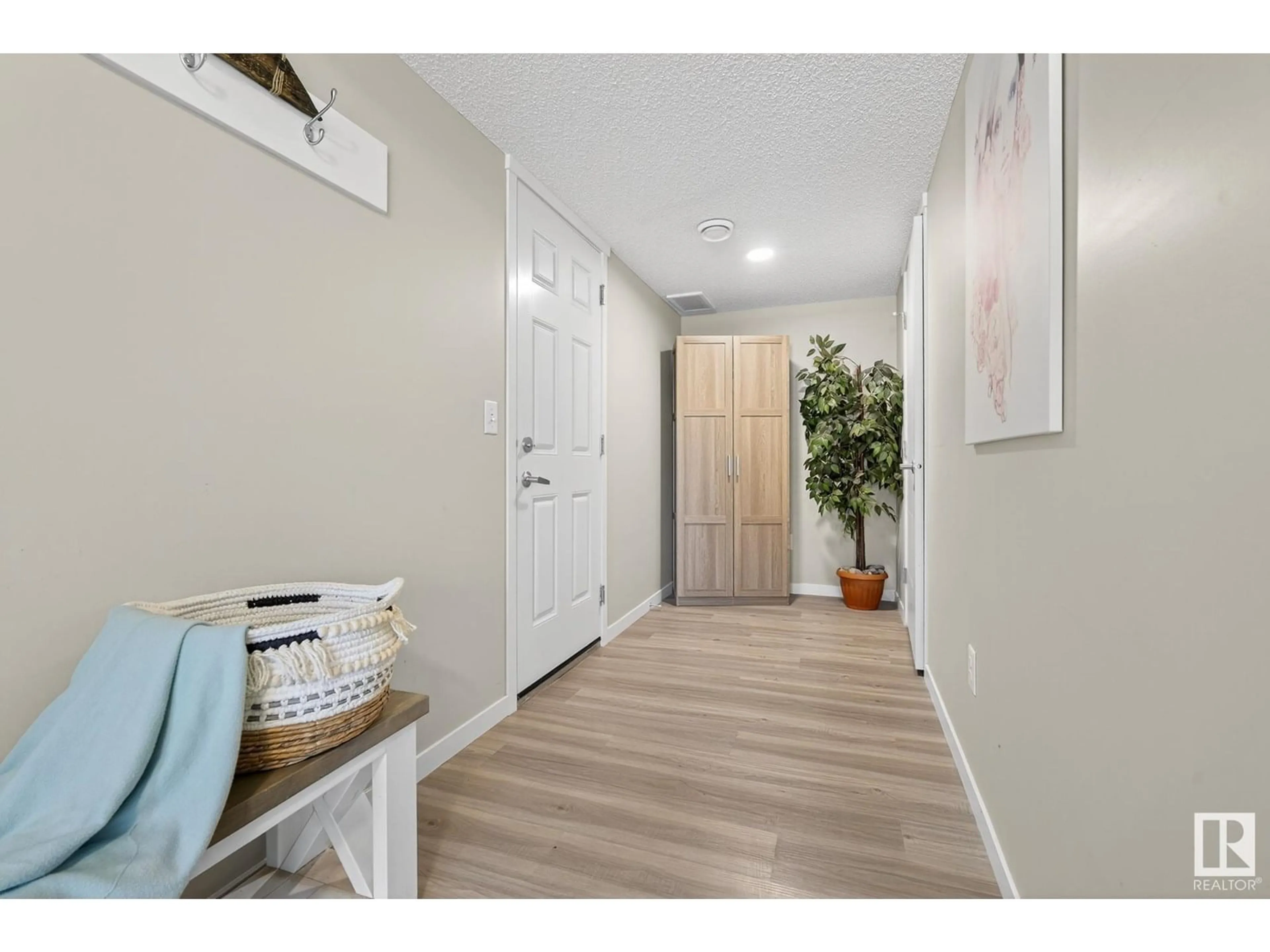 Indoor entryway for 17209 9 AV, Edmonton Alberta T6W3V4