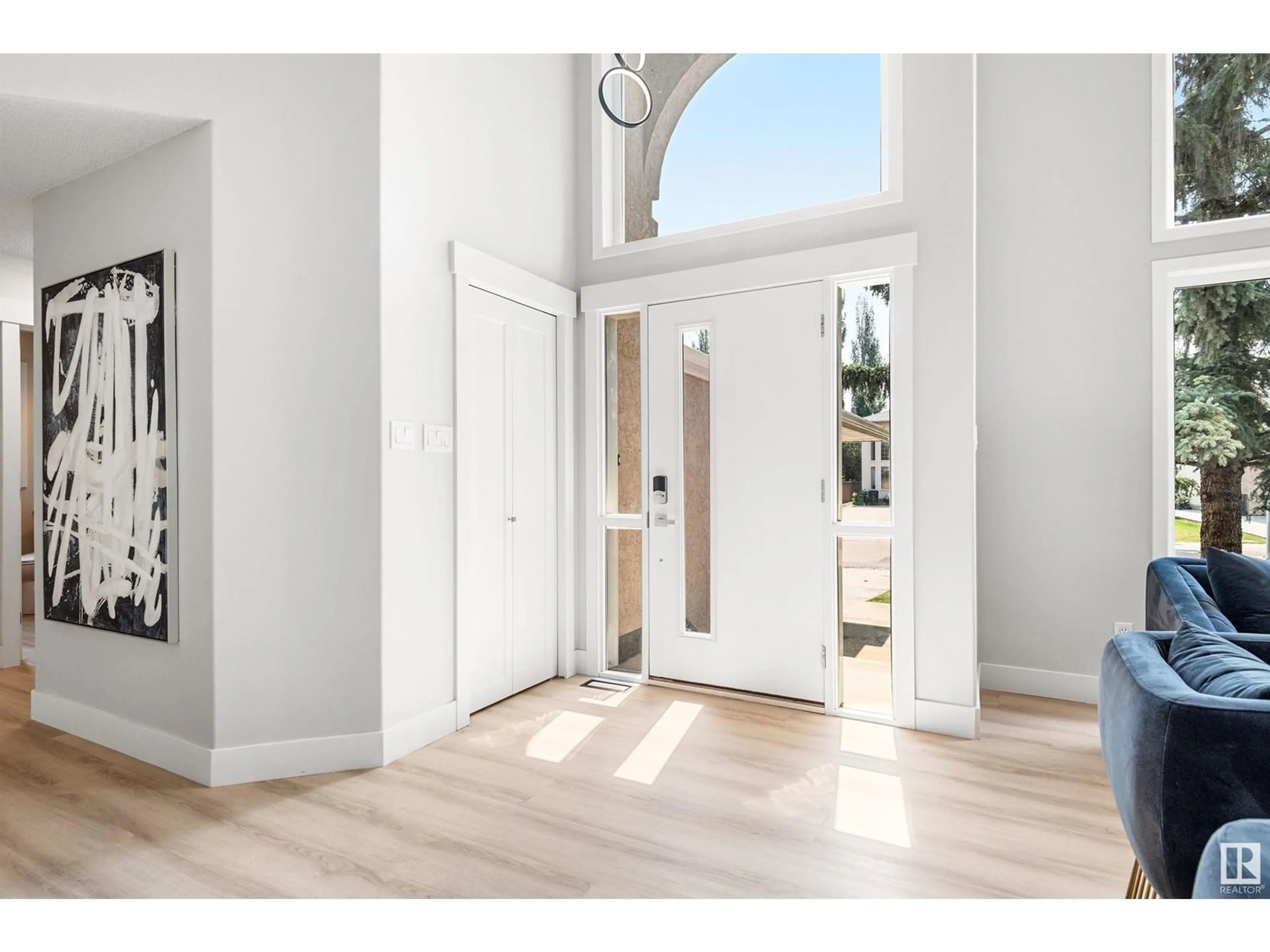 Indoor entryway for 554 BUTTERWORTH WY, Edmonton Alberta T6R2N4