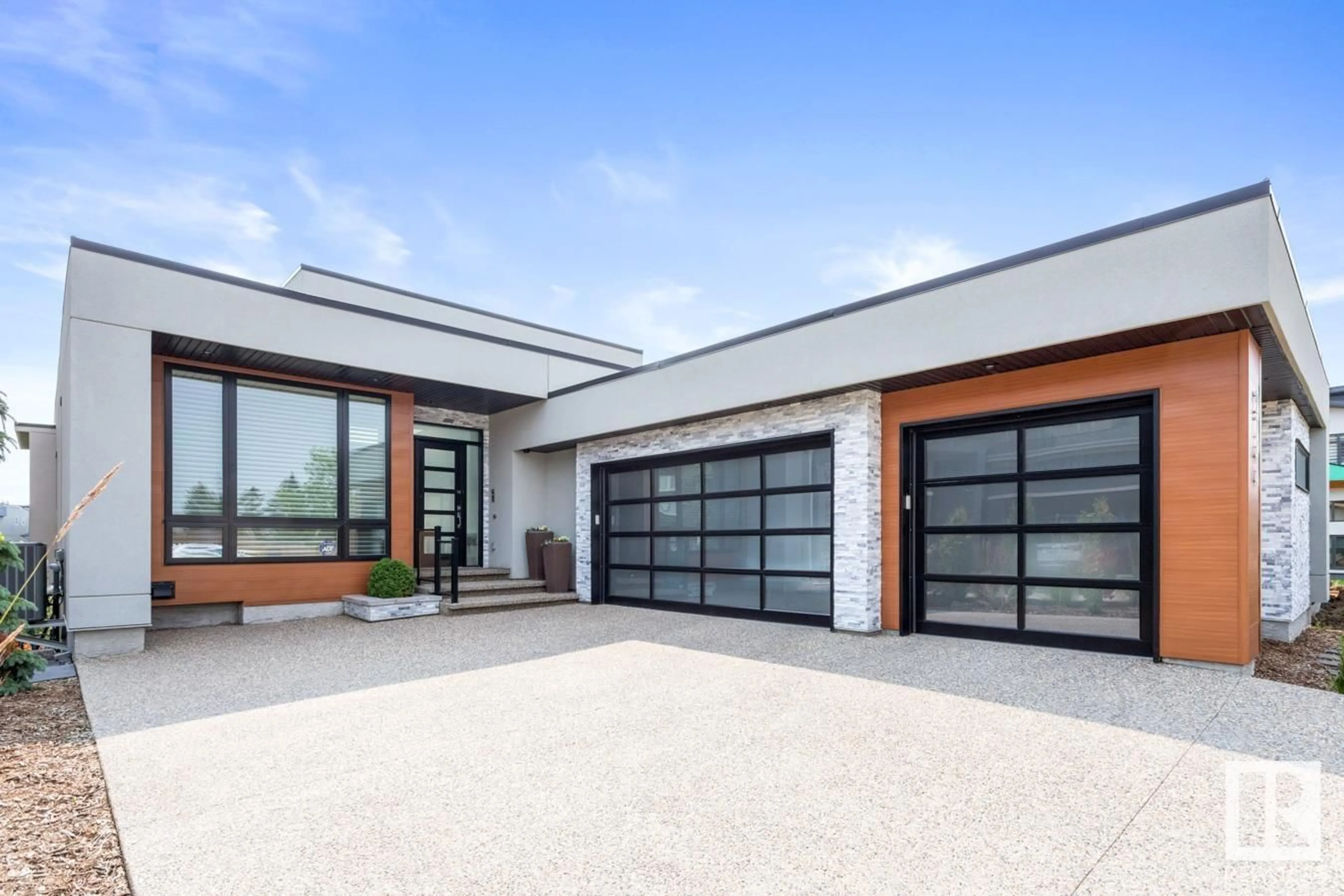 Indoor garage for 2744 WHEATON DR, Edmonton Alberta T6W2M5