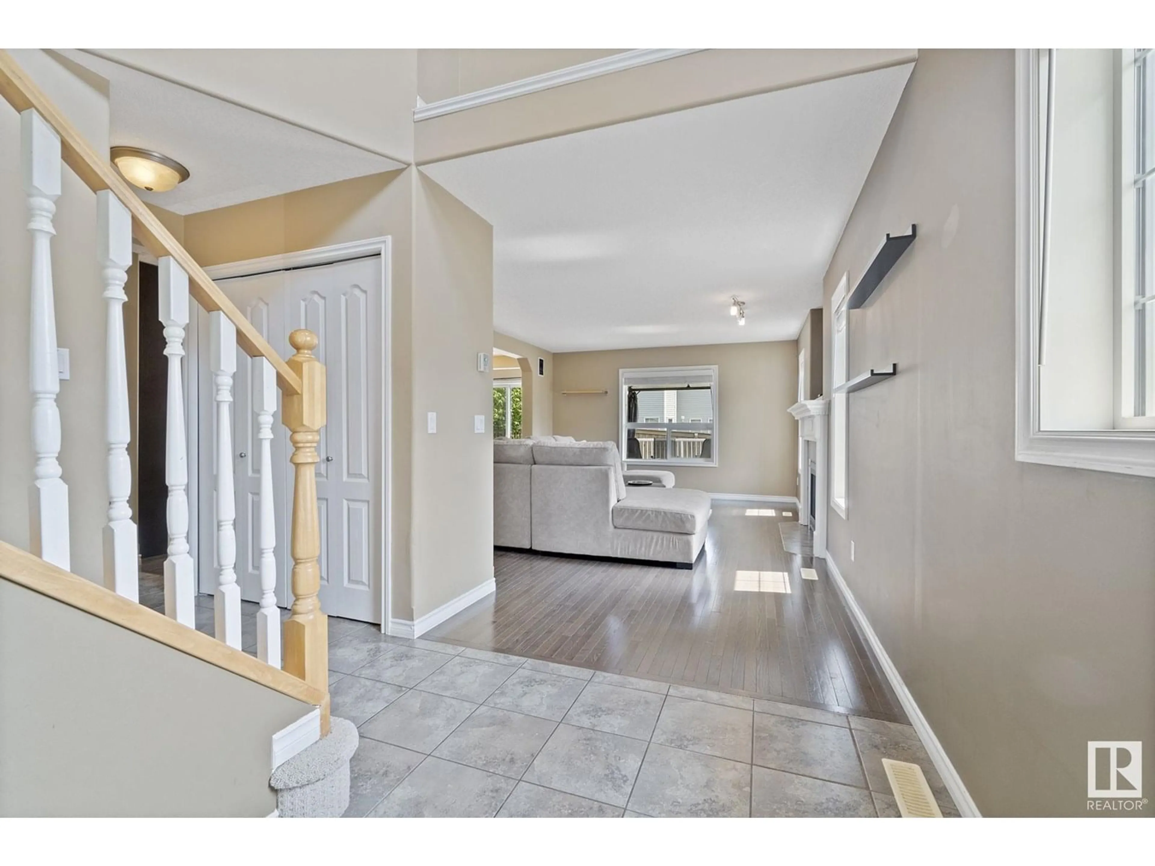 Indoor entryway for 8438 SLOANE CR, Edmonton Alberta T6R0L3
