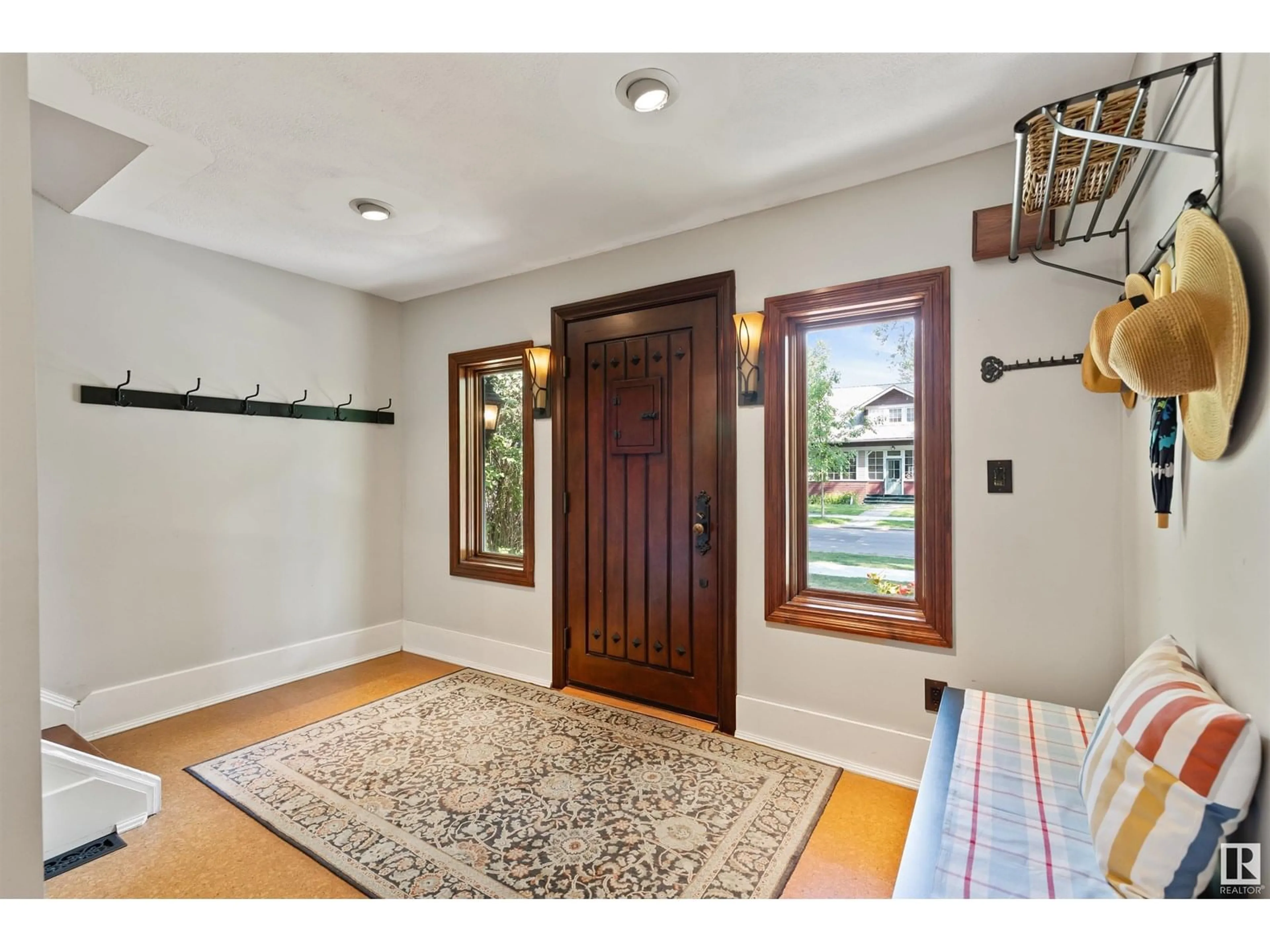 Indoor entryway for NW - 9843 92 AV, Edmonton Alberta T6E2V4