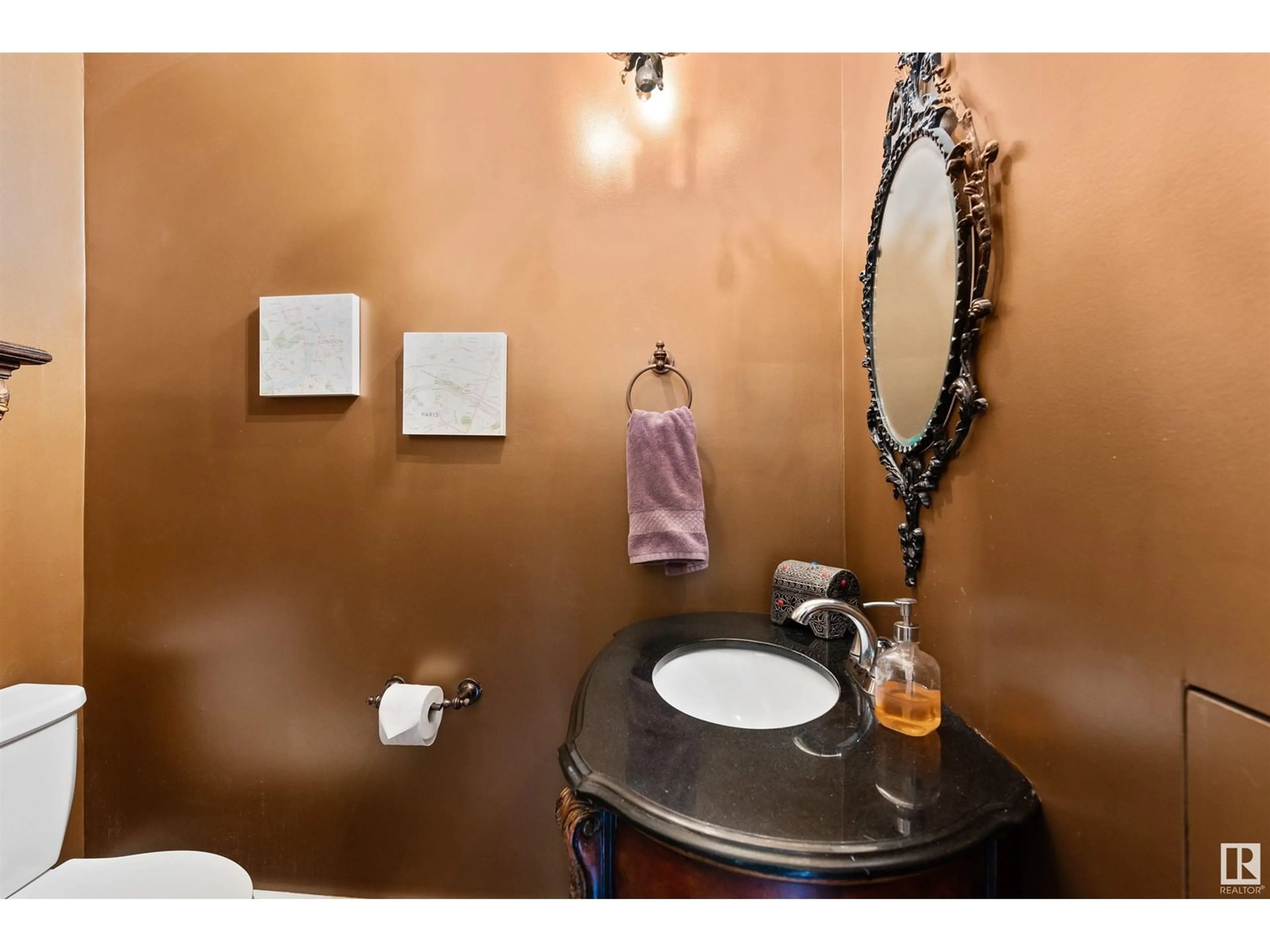 Standard bathroom, ceramic/tile floor for NW - 9843 92 AV, Edmonton Alberta T6E2V4