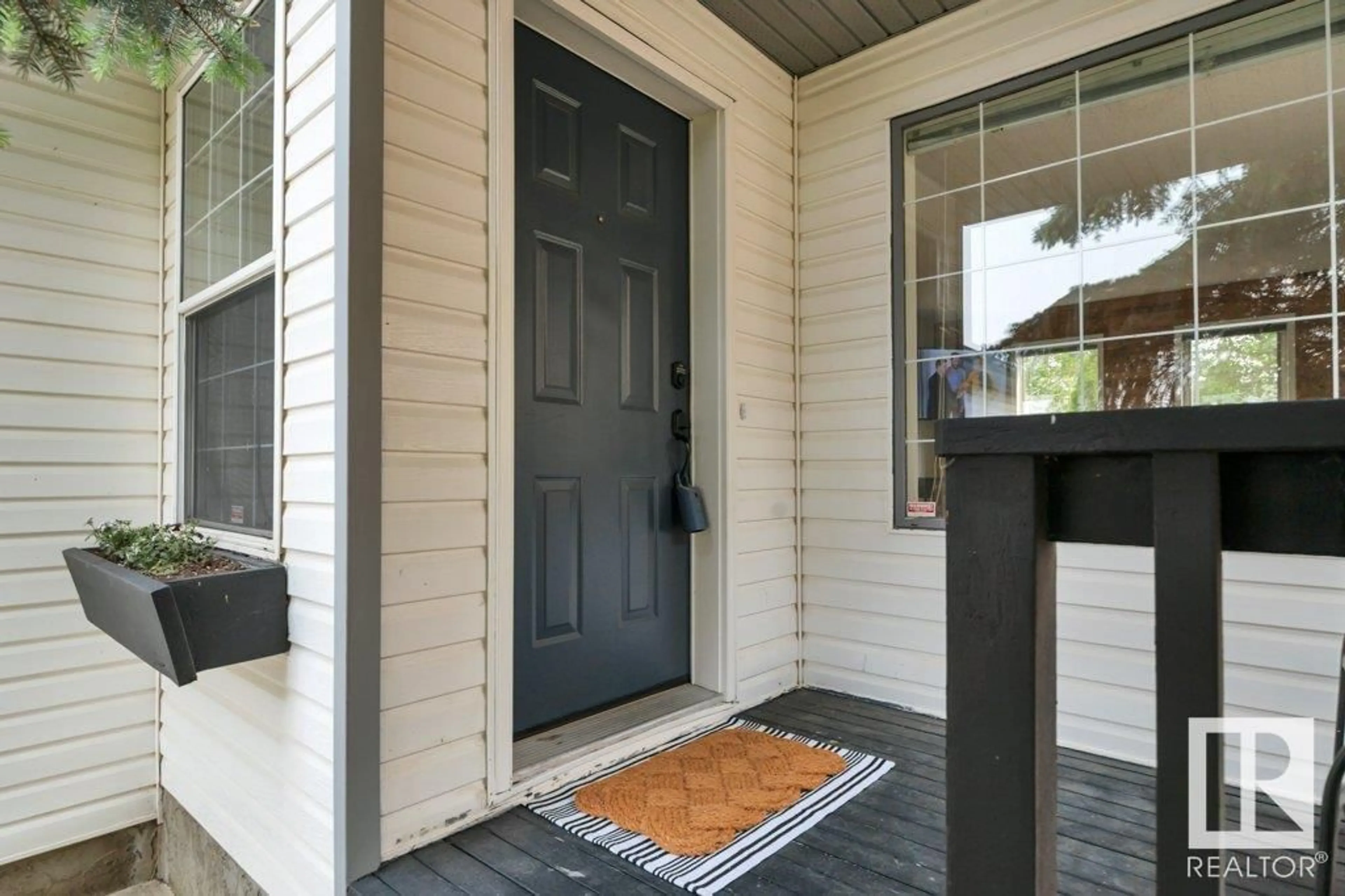Indoor entryway for 18627 77 AV, Edmonton Alberta T5T6A8