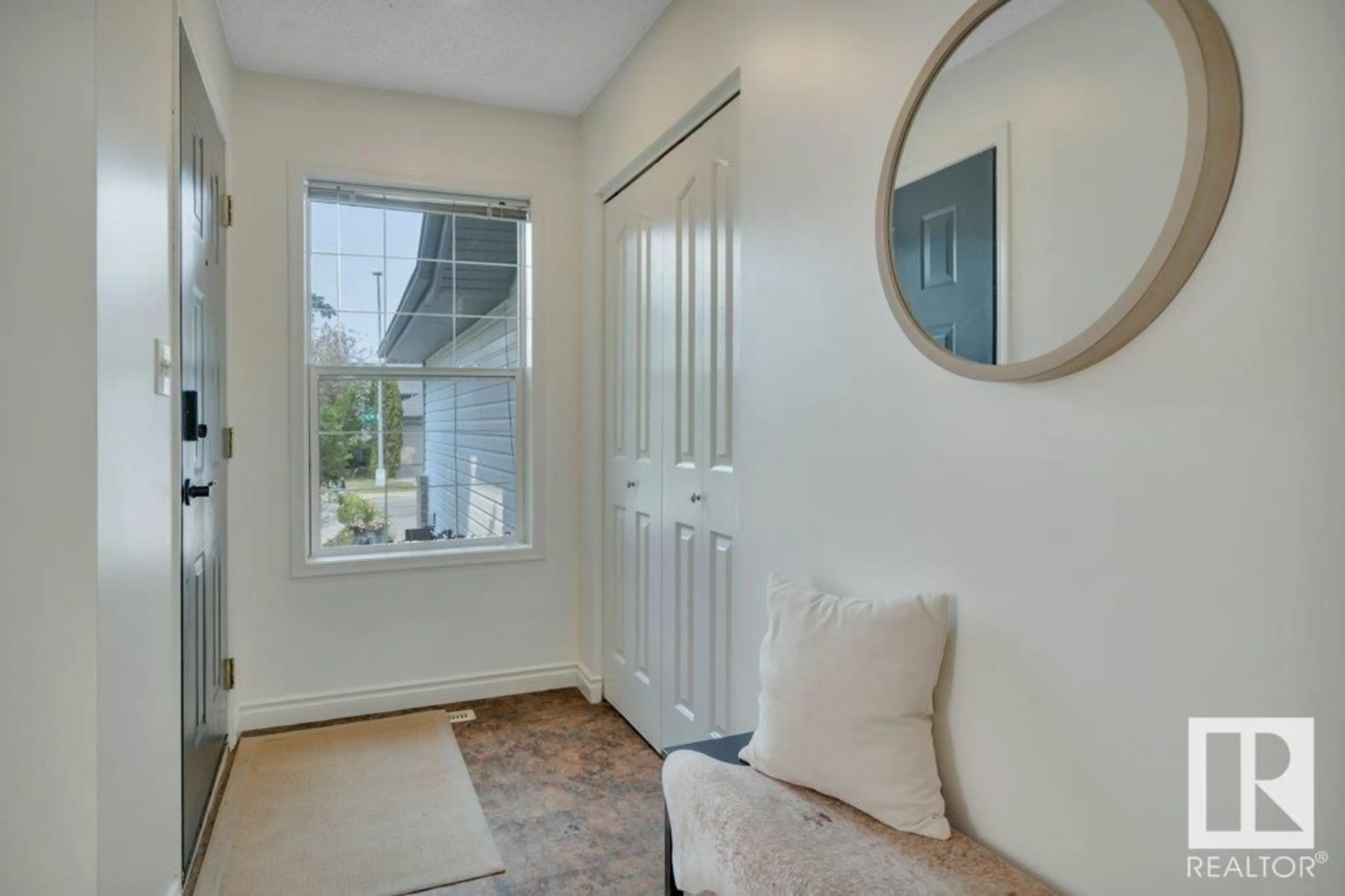Indoor entryway for 18627 77 AV, Edmonton Alberta T5T6A8