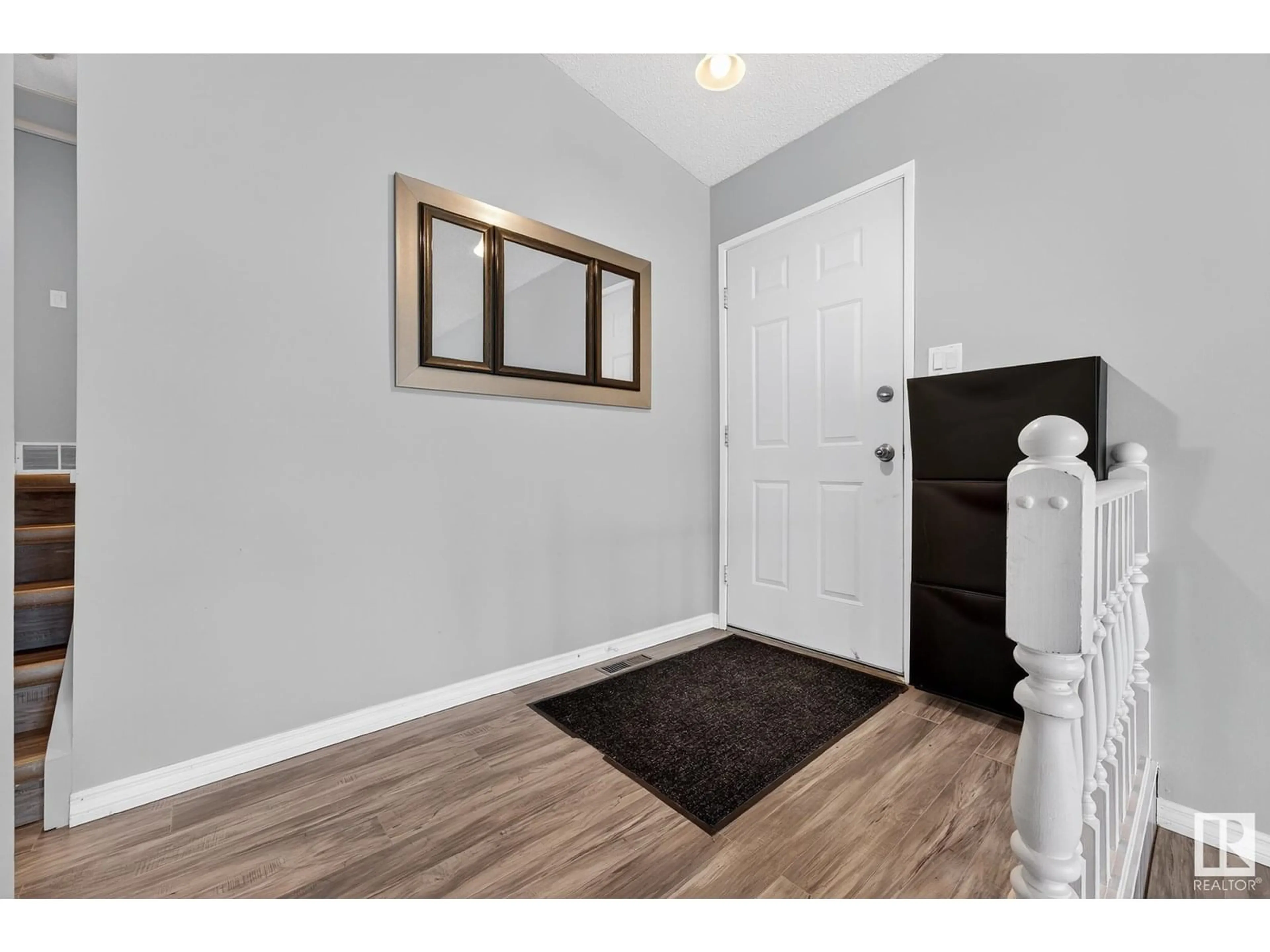 Indoor entryway for 18419 57 AV, Edmonton Alberta T6M1Y4