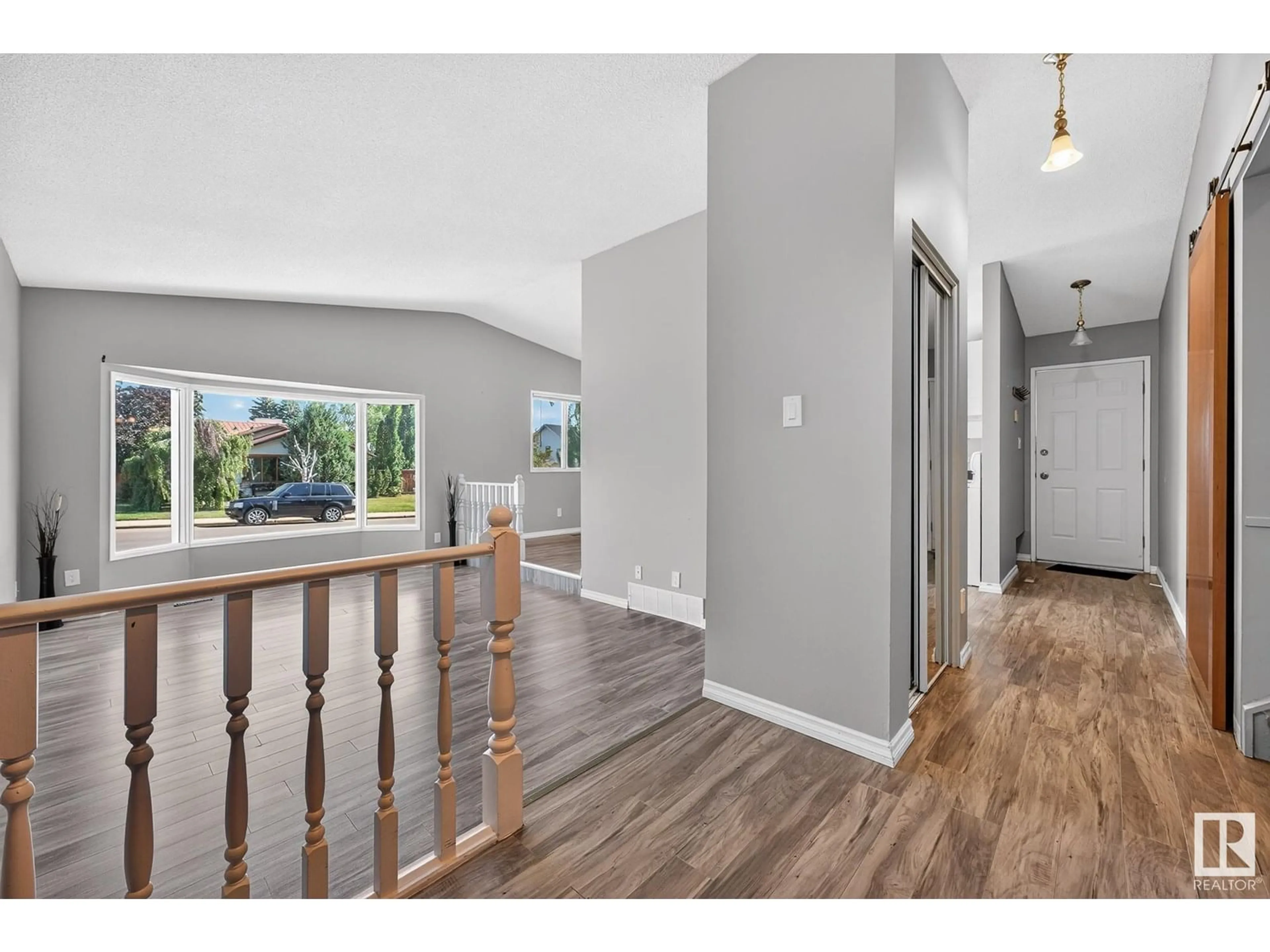 Indoor entryway for 18419 57 AV, Edmonton Alberta T6M1Y4