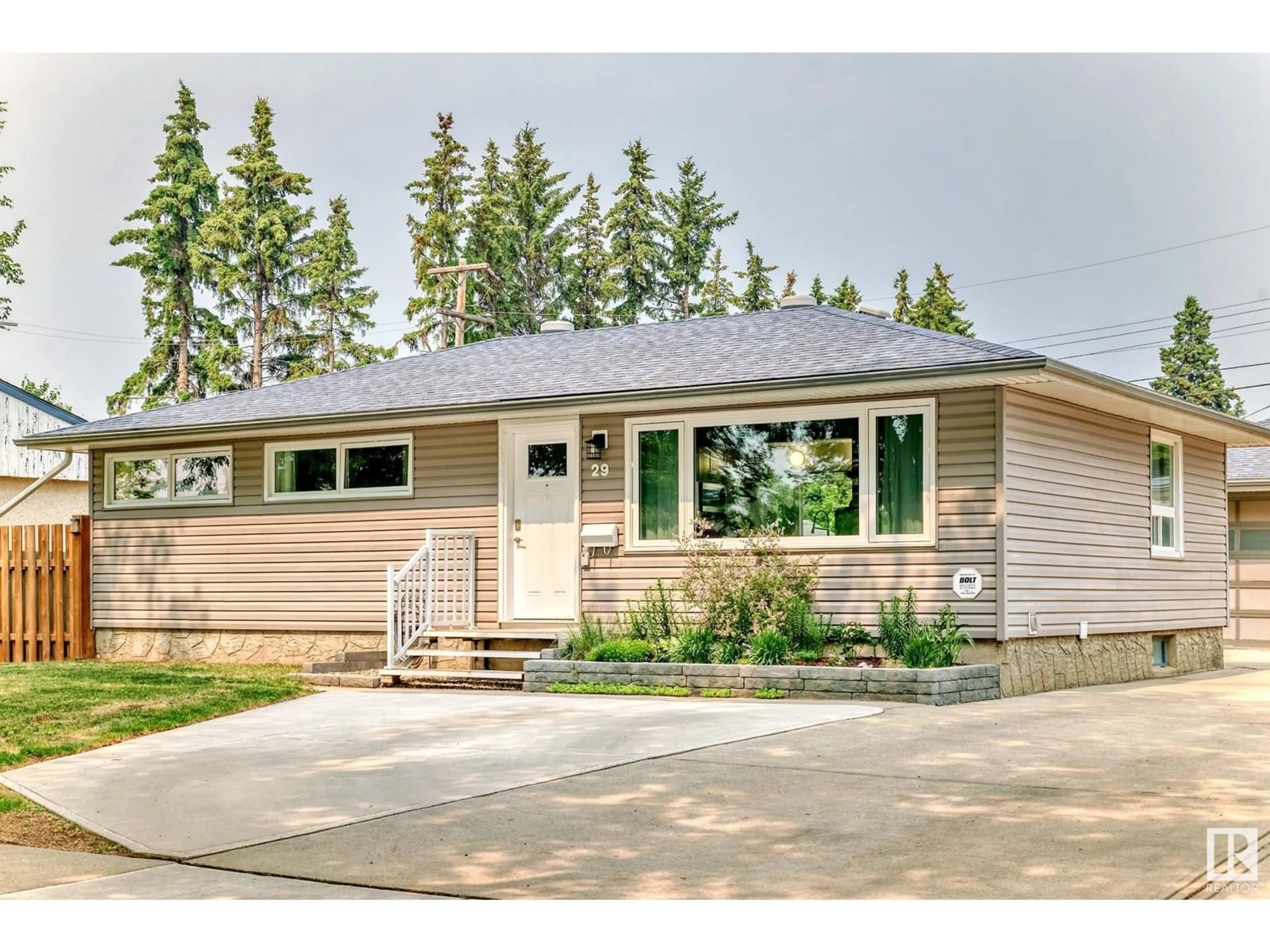 Home with vinyl exterior material, street for 29 SUNSET BV, St. Albert Alberta T8N0N6