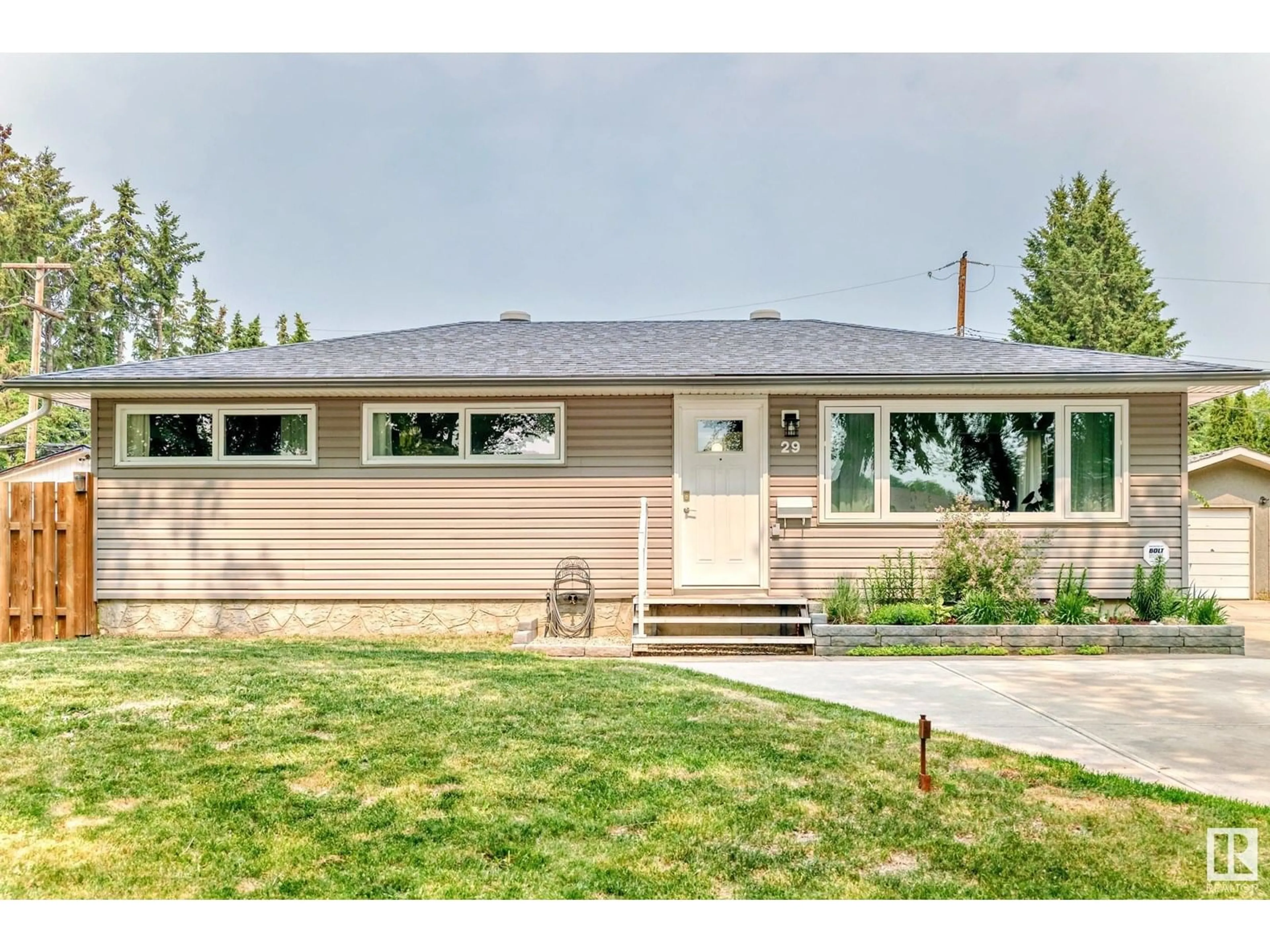 Home with vinyl exterior material, street for 29 SUNSET BV, St. Albert Alberta T8N0N6