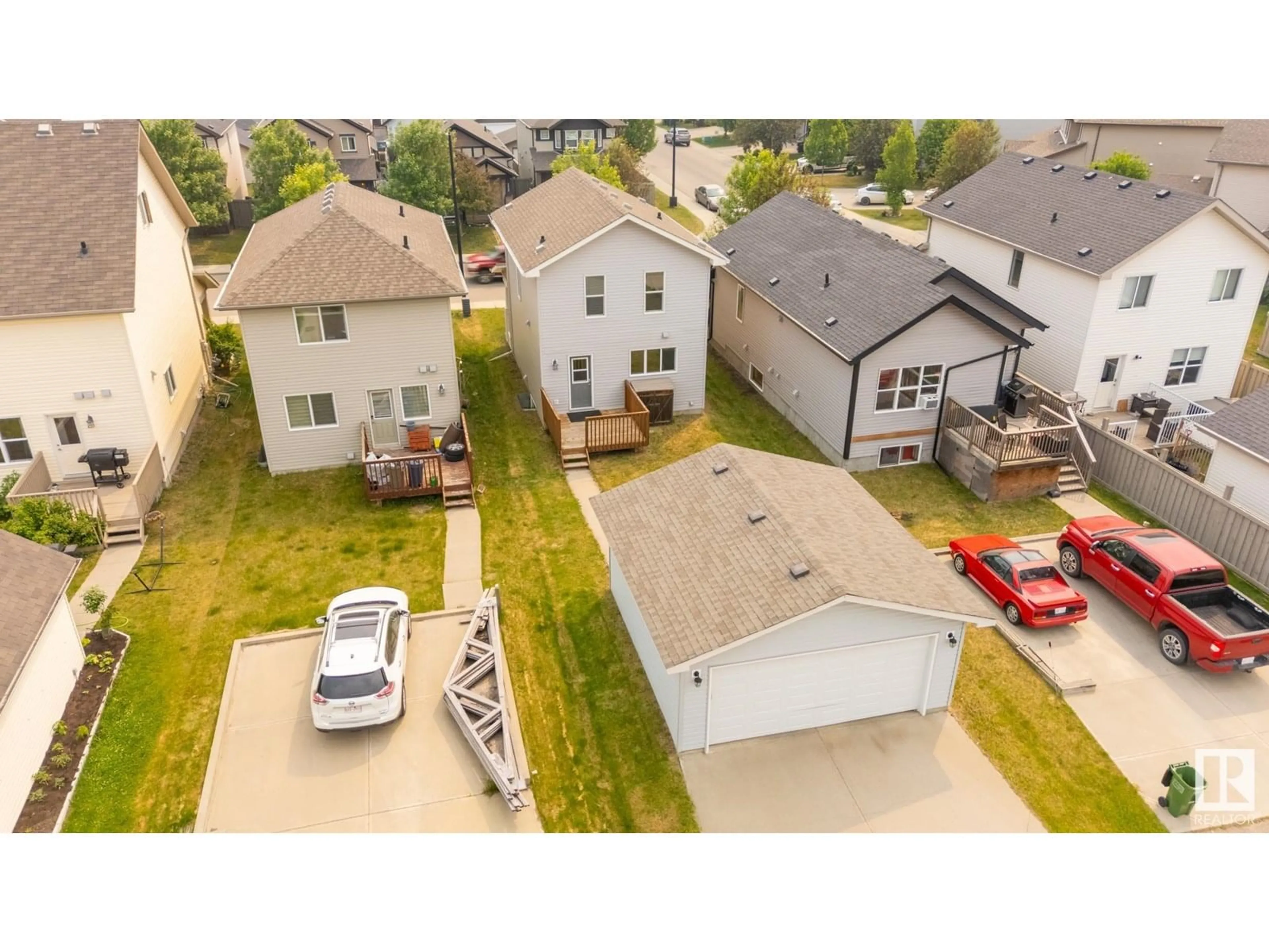 A pic from outside/outdoor area/front of a property/back of a property/a pic from drone, street for 7059 CARDINAL WY, Edmonton Alberta T6W1Z2