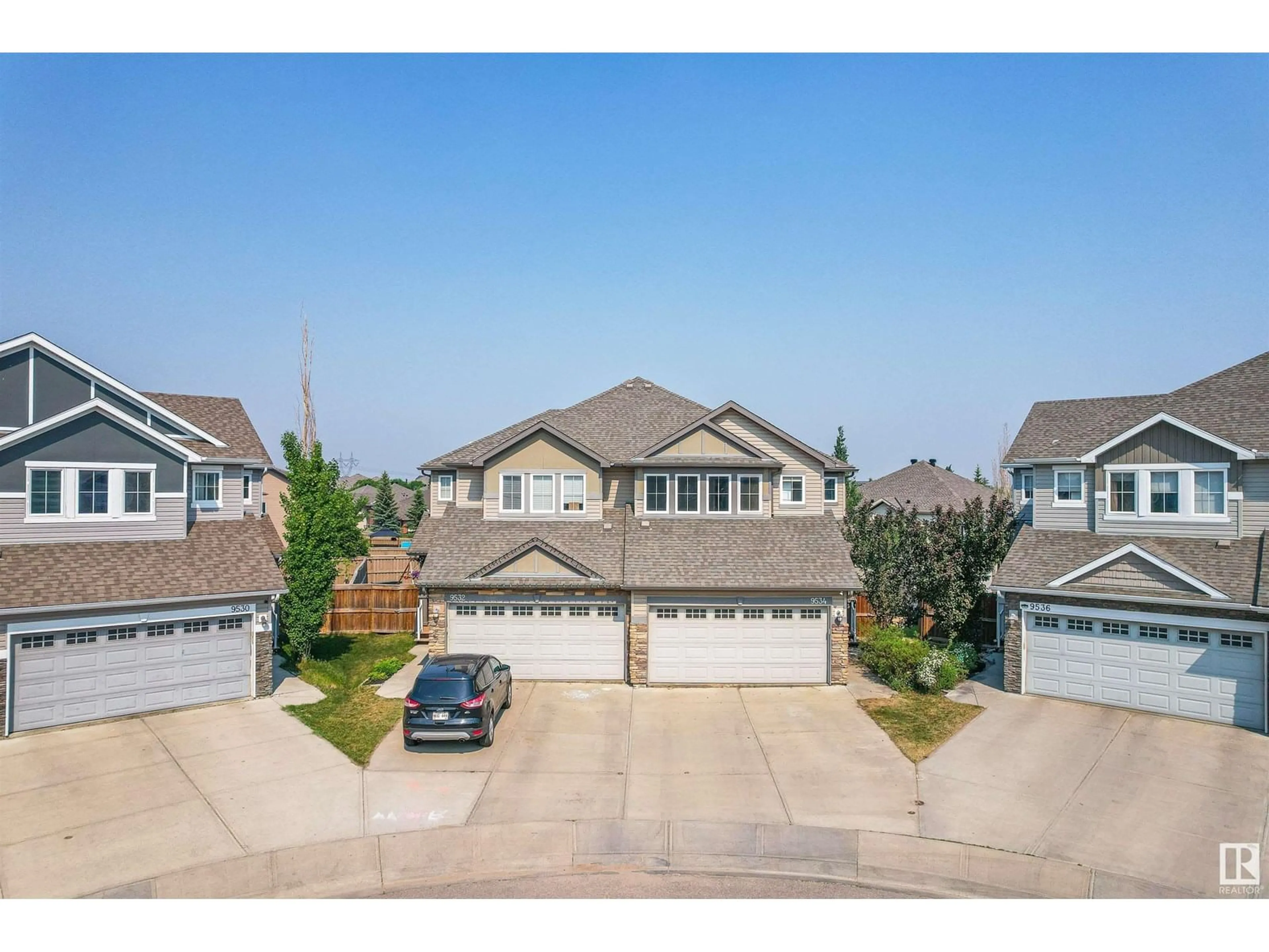 A pic from outside/outdoor area/front of a property/back of a property/a pic from drone, street for 9534 SIMPSON CO, Edmonton Alberta T6R0T8