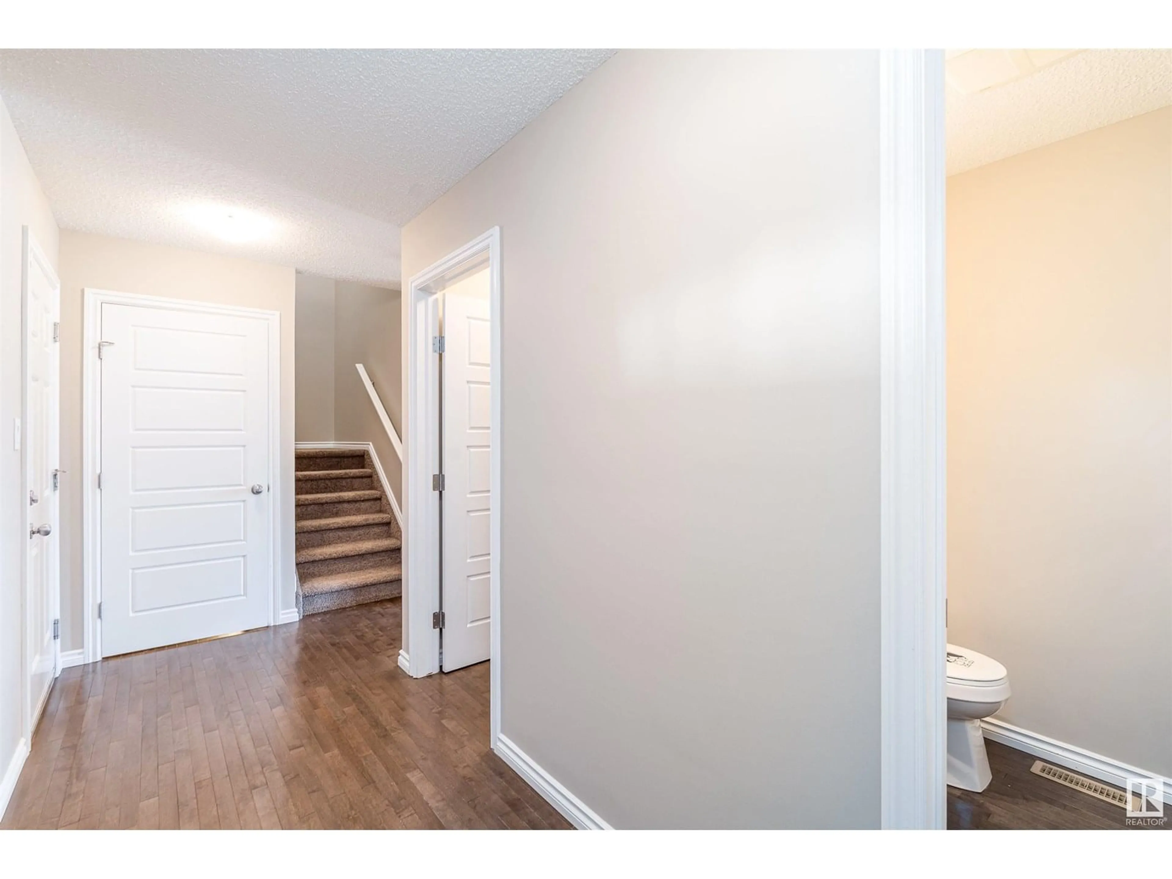 Indoor entryway for 9534 SIMPSON CO, Edmonton Alberta T6R0T8